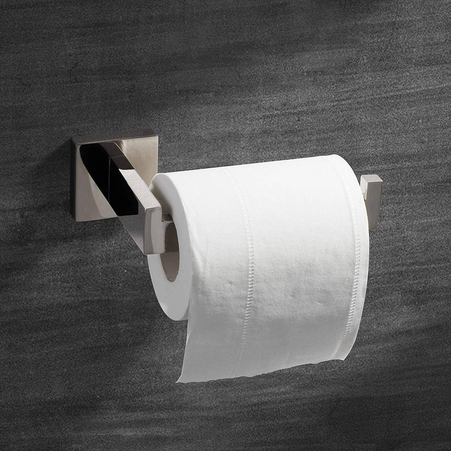 Eine Rolle weißes Toilettenpapier, die an einem silbernen Wandhalter vor einer dunkelgrauen strukturierten Wand montiert ist.