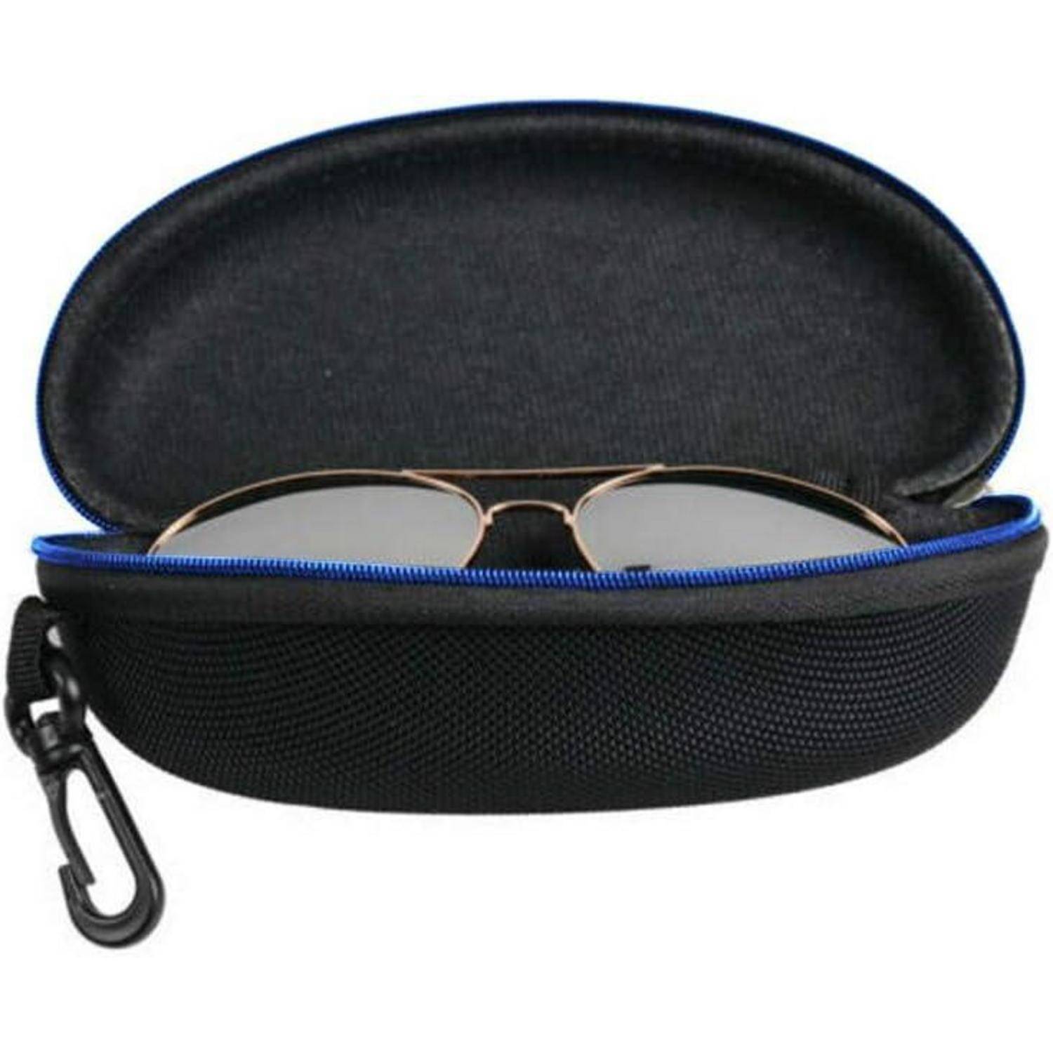 Eine schwarze, mit einem Reißverschluss versehene Brillenetui mit einem Haken, leicht geöffnet, sodass ein Paar Brille mit dünnen Metallbügeln zu sehen ist.