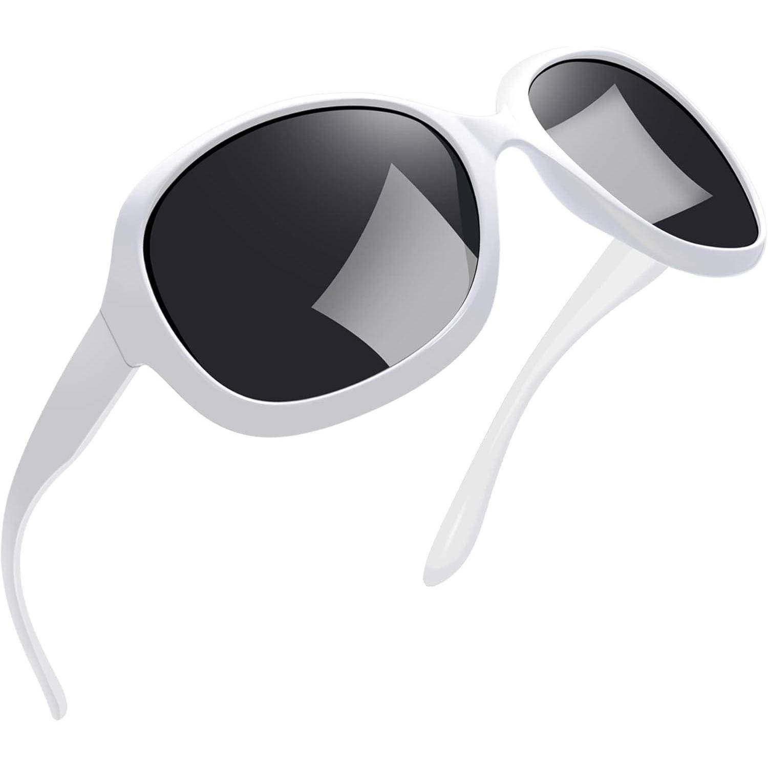 Eine weiße Sonnenbrille mit dunklen Gläsern, die leicht nach oben geneigt ist, vor einem schlichten weißen Hintergrund.