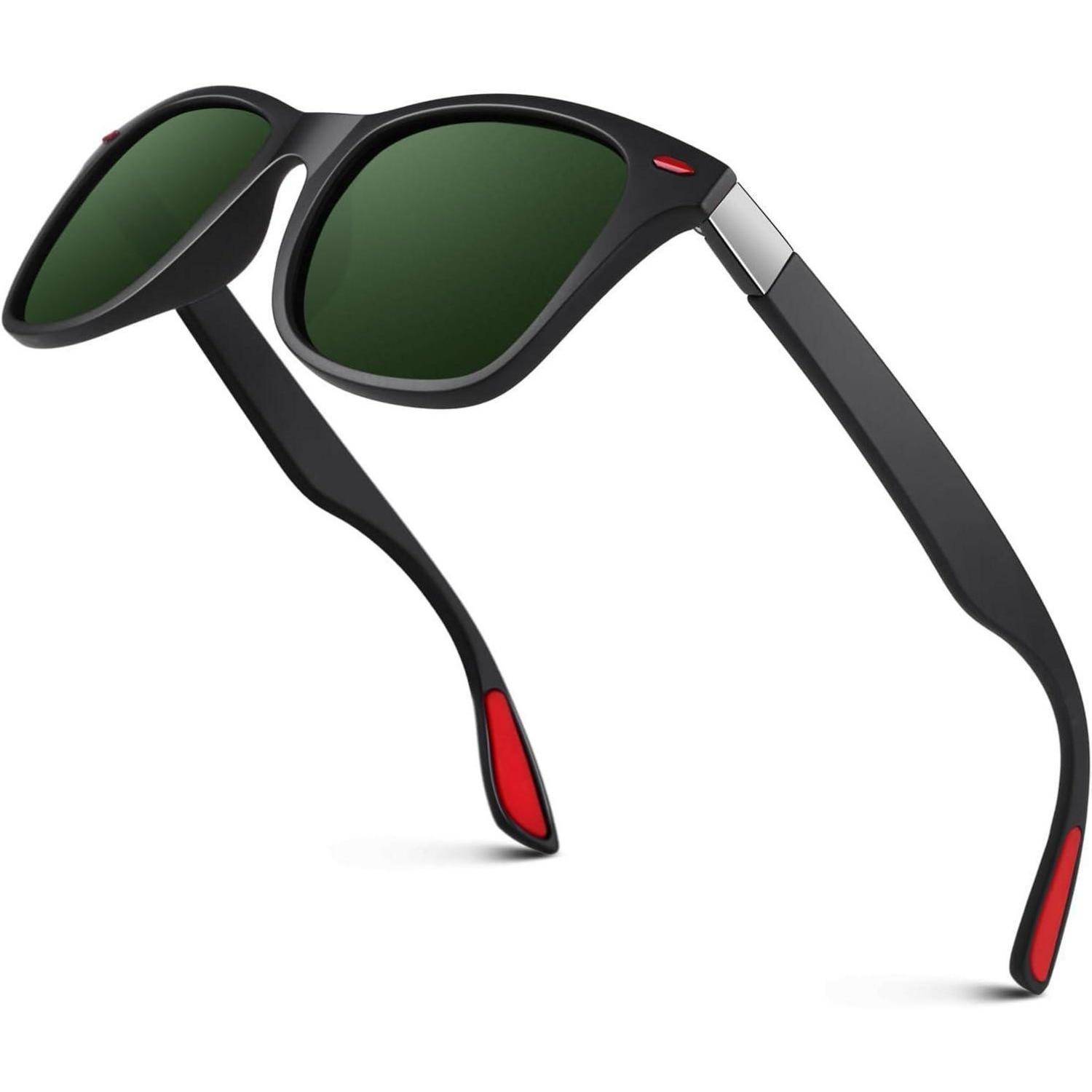 Stilvolle schwarze Sonnenbrille mit dunkelgrünen Gläsern und roten Akzenten an den Bügeln, schräg von vorne gegen einen weißen Hintergrund präsentiert.