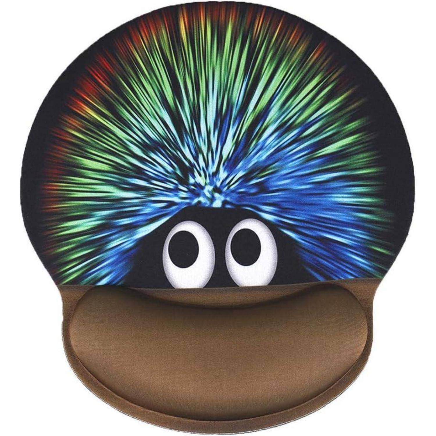Ein rundes Objekt mit buntem, stacheligen haarartigen Design und zwei großen, cartoonhaften Augen, die über einer braunen halbkreisförmigen gepolsterten Basis hervorschauen.