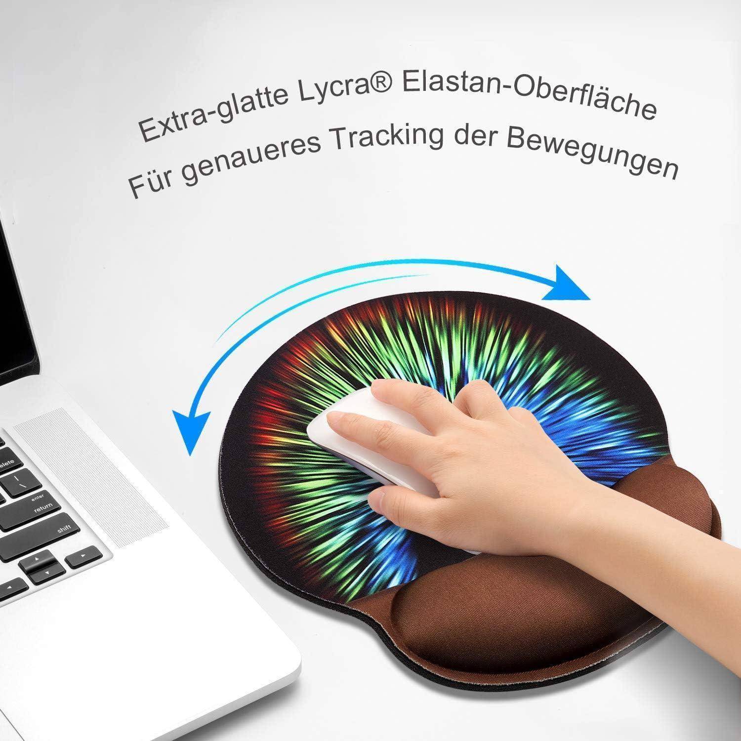 Eine Hand, die eine Computermaus auf einem bunten, ergonomischen Mousepad mit Handgelenkauflage bedient. Deutscher Text bewirbt einen präzisen Tracking-Vorgang.