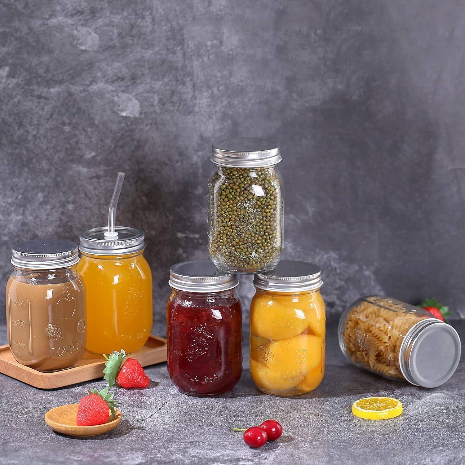 Gläser, gefüllt mit verschiedenen Artikeln wie Getränken, Gurken und Marmeladen, sind auf einer Oberfläche angeordnet. Frische Früchte und eine Zitronenscheibe begleiten sie.