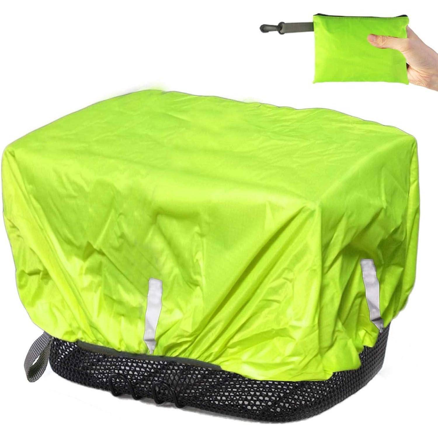 Eine neongrüne Regenhülle wird über einen Fahrradkorb gelegt, mit reflektierenden Streifen und einer Kordelzugverschließung. Eine Detailansicht zeigt sie zusammengepackt in einer kleinen Tasche.
