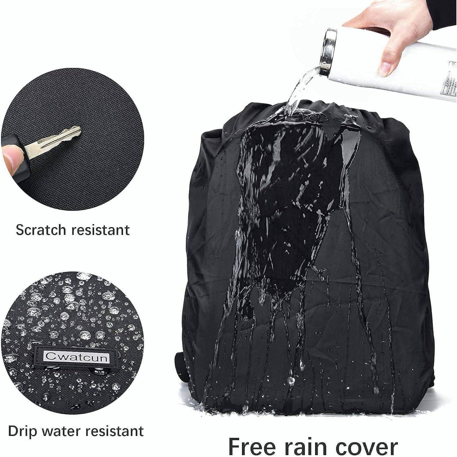 Ein schwarzer Rucksack, der mit Wasser bespritzt wird; Etiketten heben Eigenschaften hervor: 'Kratzfest', 'Wassertropfen-abweisend', 'Kostenlose Regenhülle'.