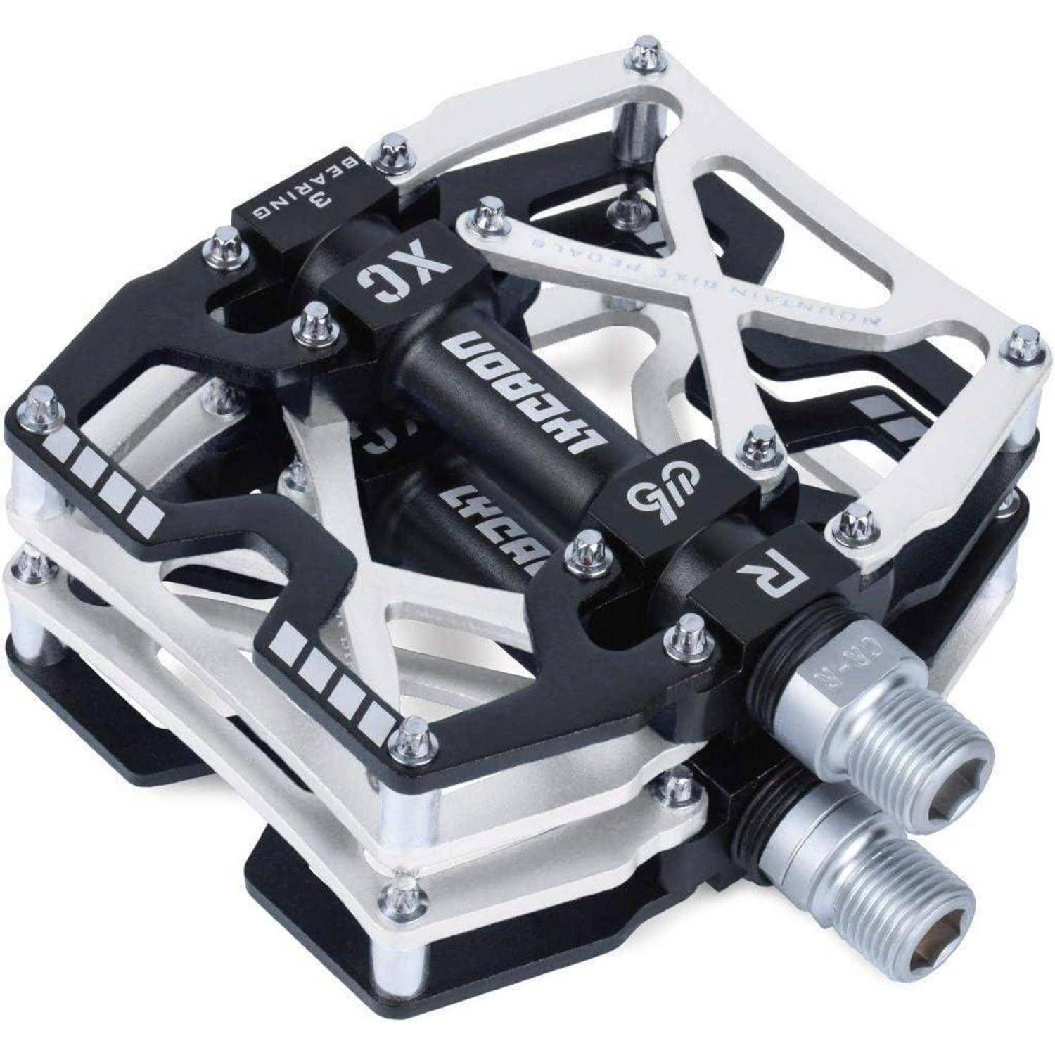 Ein Nahaufnahmebild von schwarzen und silbernen Fahrradpedaln mit den Aufschriften 'HYDROGEN', 'XC' und 'LYCAON', ausgestattet mit einem robusten Metalldesign.
