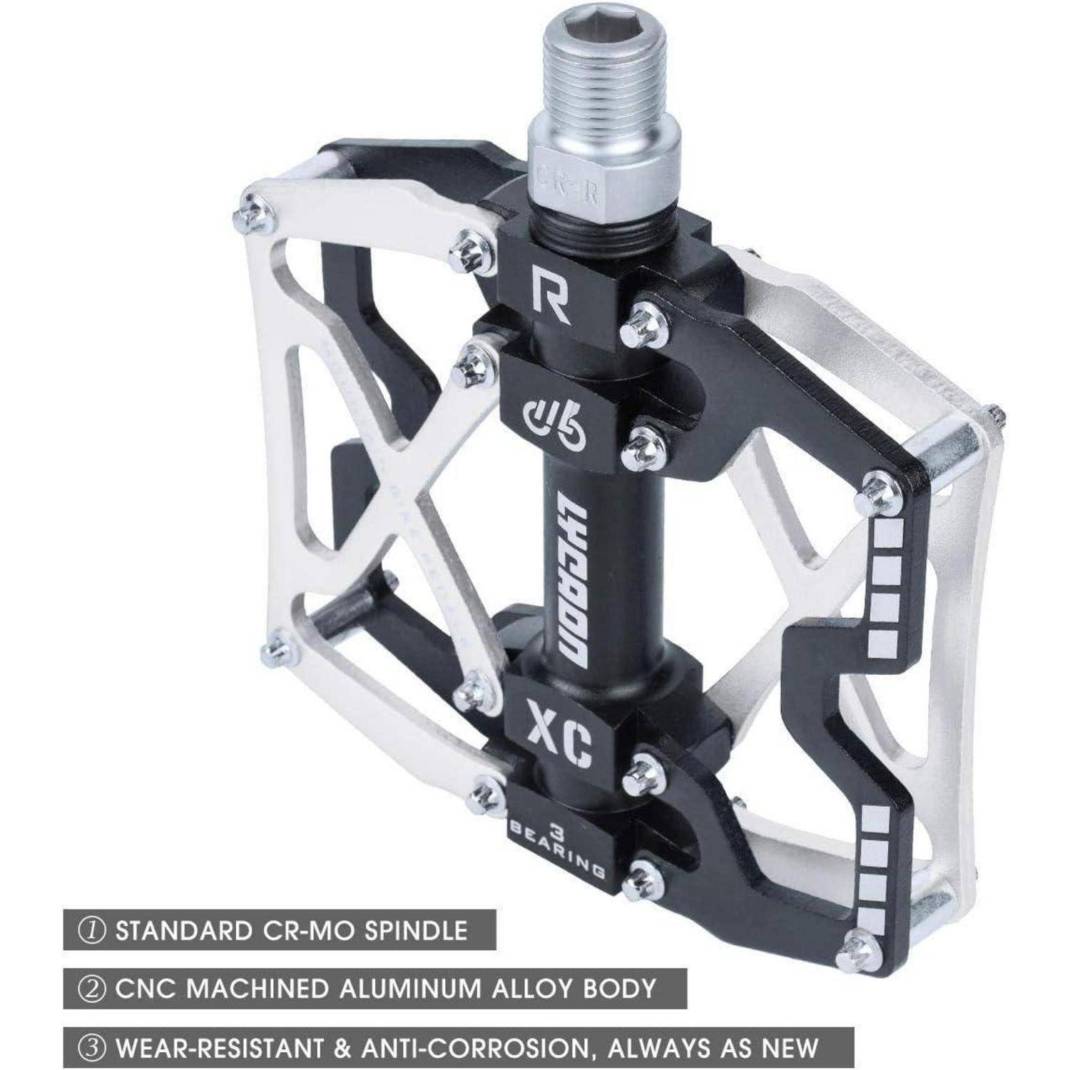 Ein Fahrradpedal mit einer Stahlachse und einem Aluminiumlegierungsgehäuse, beschriftet mit 'XC' und 'GARAGE', das Verschleißfestigkeit und Langlebigkeit hervorhebt.