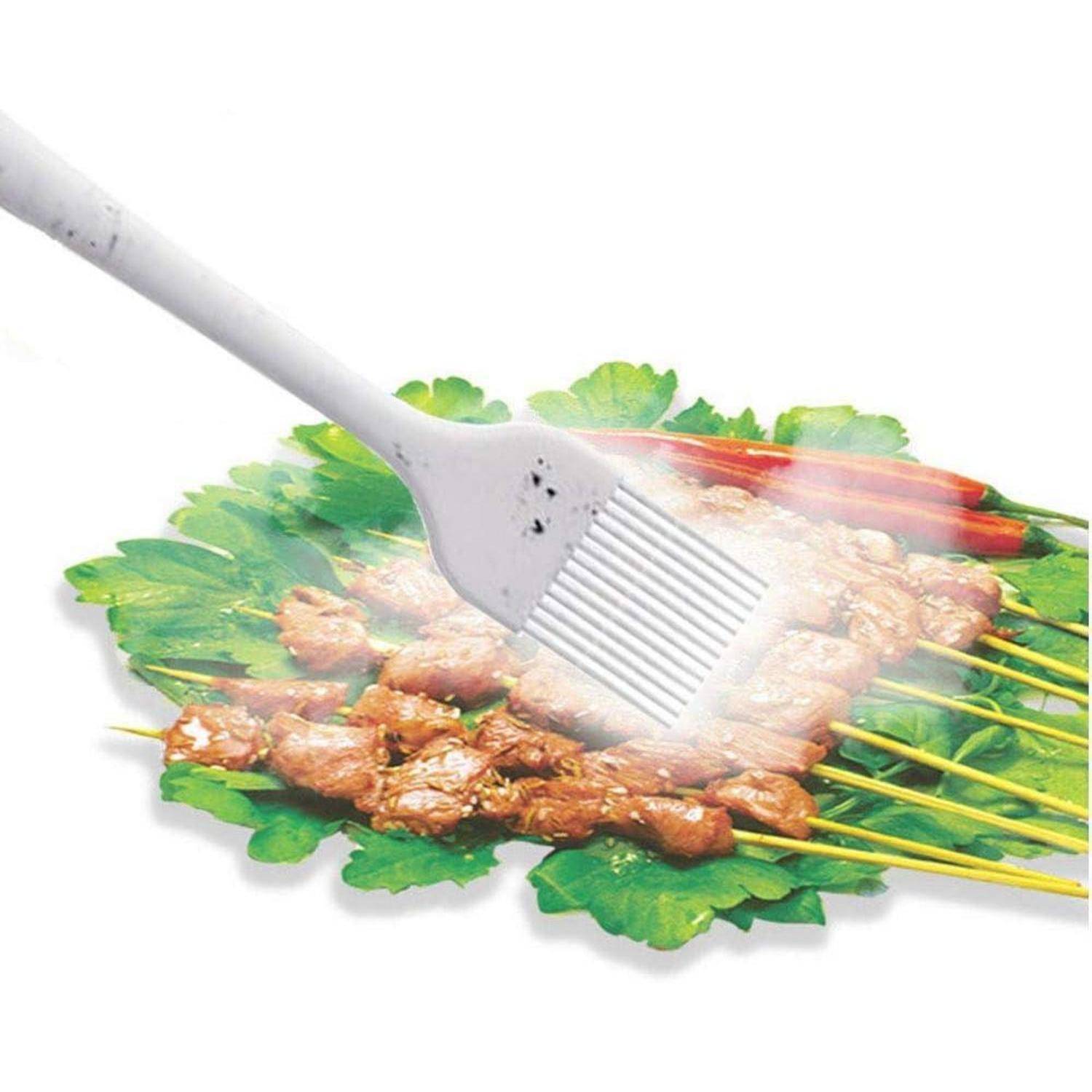 Ein weißer Pinsel trägt Öl auf aufgespießtes Fleisch und grüne Blätter auf, während Dampf aufsteigt und eine Barbecue- oder Grillaktivität andeutet.