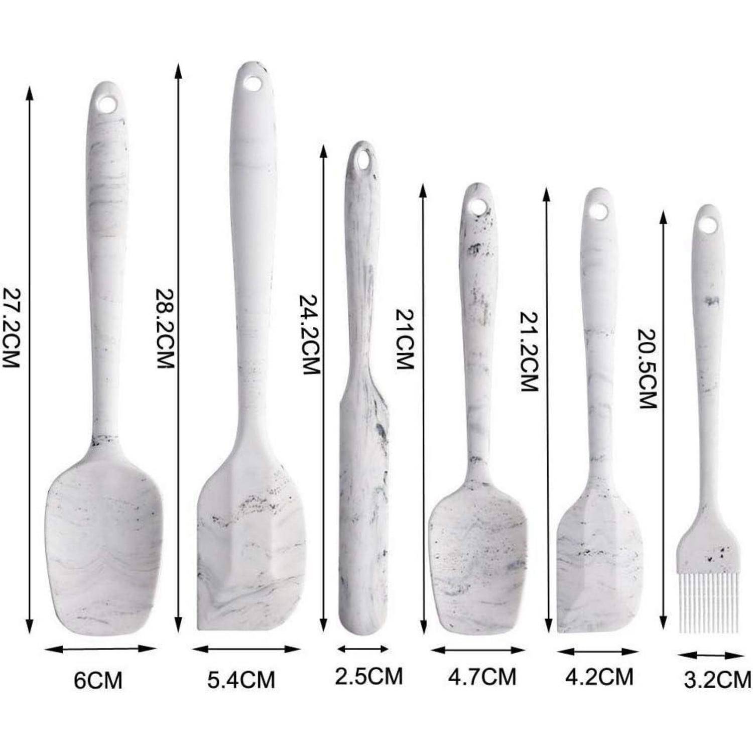 Ein Set aus sieben weißen Küchenutensilien mit Marmorierung, jedes mit festgelegter Länge und Breite, das von einer Schöpfkelle bis zu einem kleinen Pfannenwender reicht.
