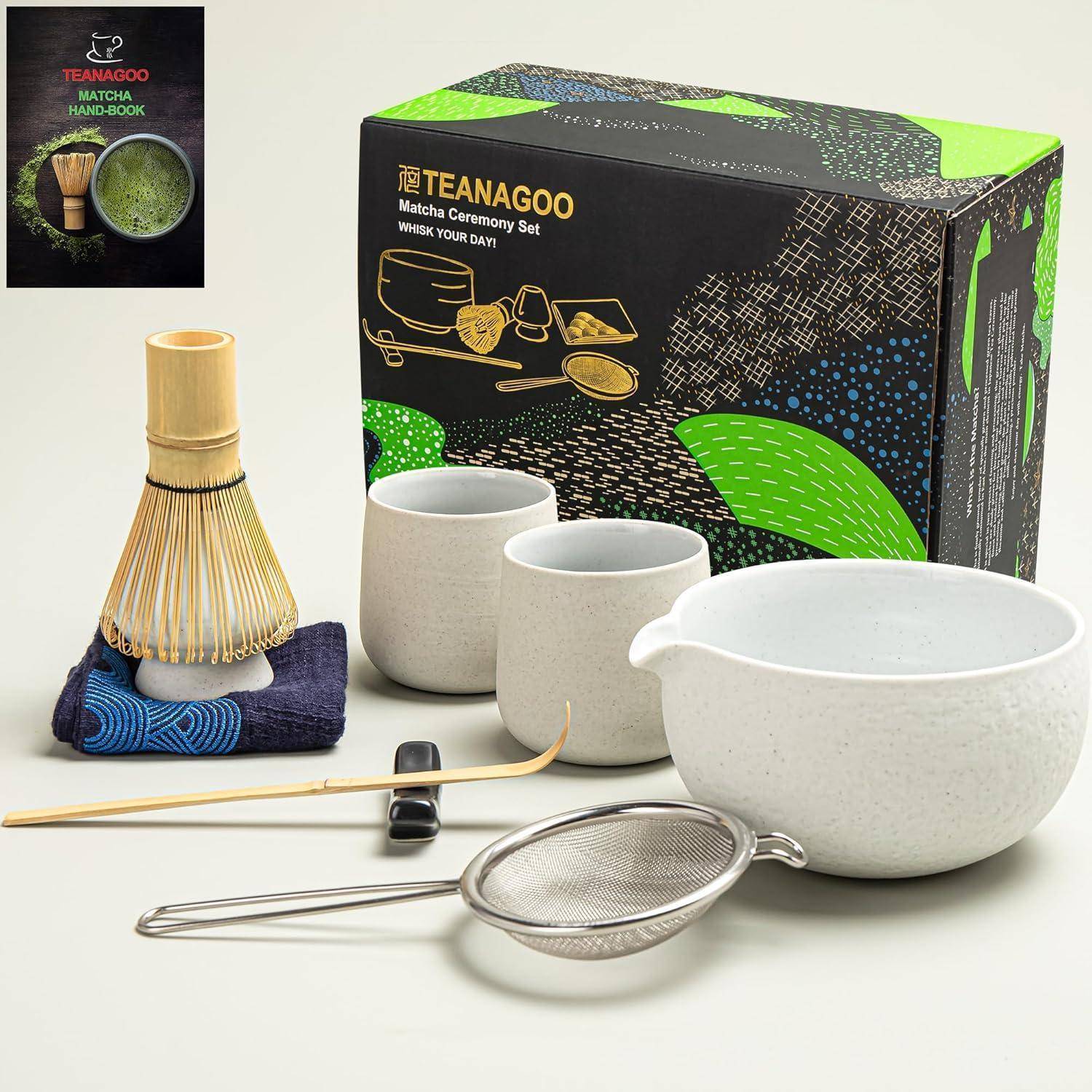 Matcha-Tee-Zeremonie-Set mit einem Bambusquirl, Quirlhalter, großer Schale, Teelöffel, Sieb und zwei Tassen. Schachtel trägt die Aufschrift 