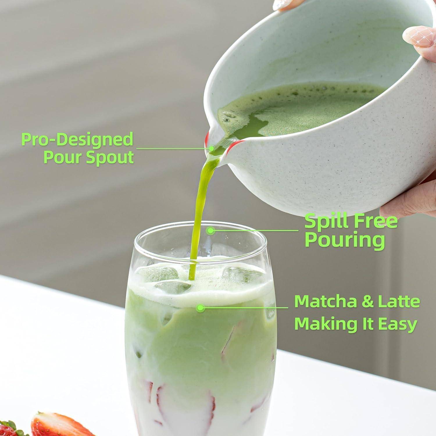 Eine Hand gießt einen grünen Matcha-Latte aus einer ausgegossenen Schüssel in ein Glas mit Eis. Texthervorhebungen zeigen 'Tropffreies Eingießen' und 'Profi-Designter Ausguss'.