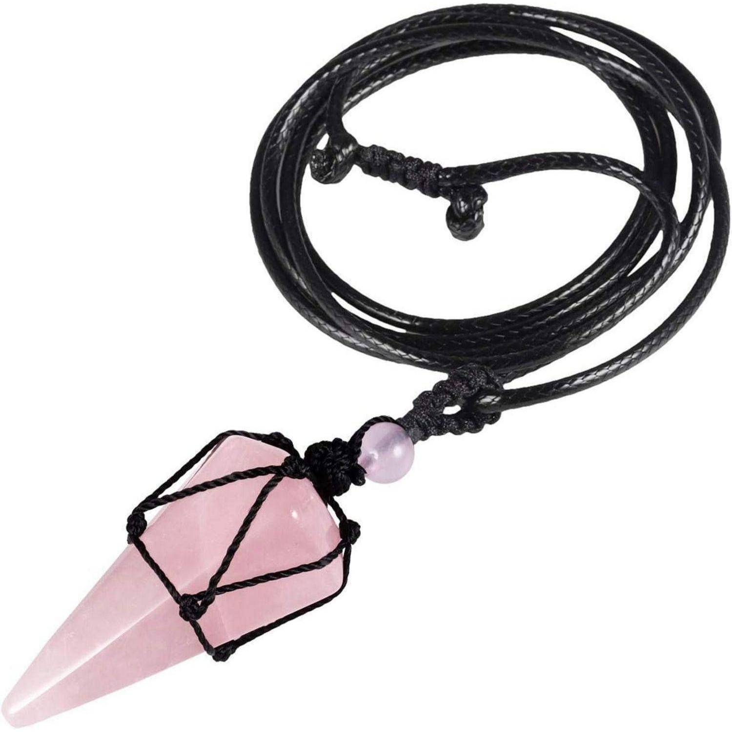 Eine schwarze Kordel-Halskette mit einem rosa Kristallanhänger, der in schwarzes Netzgewebe eingehüllt ist und über dem Anhänger eine kleine dekorative Perle aufweist.