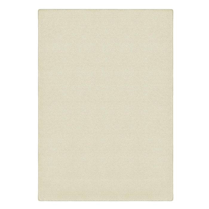 Ein einfacher, rechteckiger, hellbeiger Teppich ohne Muster oder Designs, auf einer ebenen Oberfläche platziert.