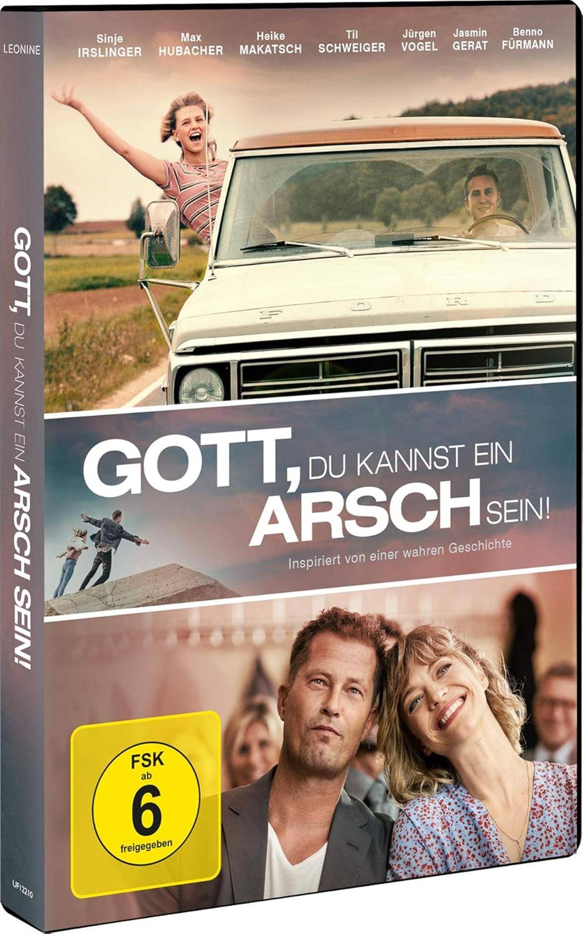 Ein Filmplakat zeigt zwei lächelnde Personen mit einem Auto im Hintergrund auf einer Landstraße. Der Titel lautet: 