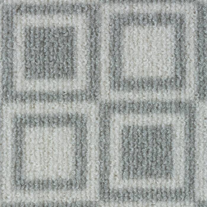 Eine Nahaufnahme eines strukturierten Teppichmusters mit abwechselnd hellen und dunklen grauen Quadraten in einem Gitterlayout.