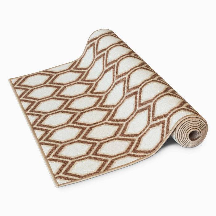 Ein gerollter Teppich in Beige und Braun mit einem sich wiederholenden Rautenmuster vor einem weißen Hintergrund.