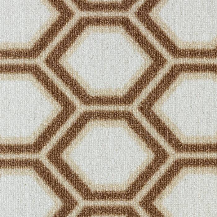 Ein beiger Teppich mit einem sich wiederholenden braunen sechseckigen Muster, das einen Wabeneffekt erzeugt.