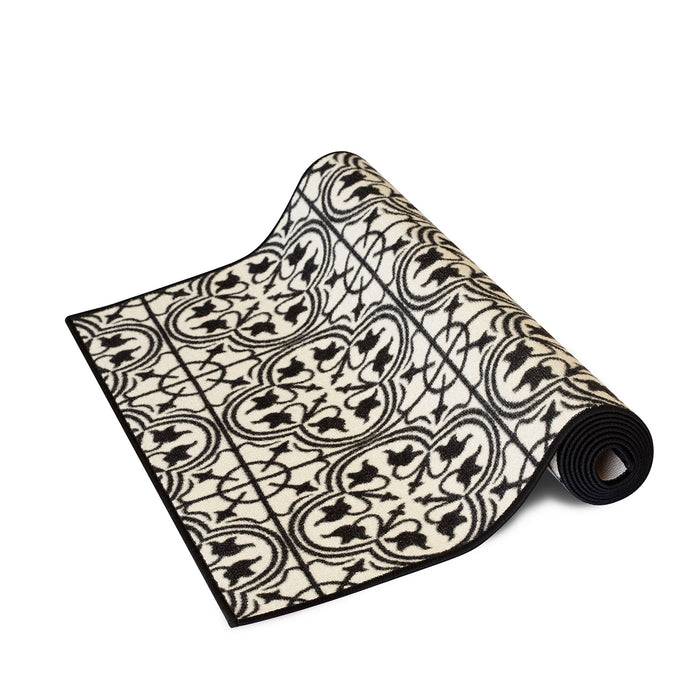 Eine ausgerollte Bodenmatte mit Dekoration, die ein schwarz-weißes Blumenmuster aufweist.