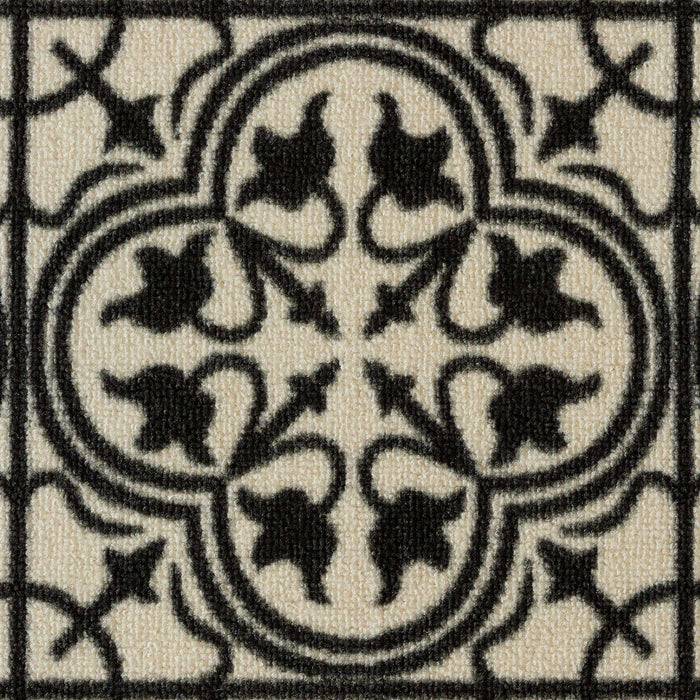 Ein schwarzes Blumen- und kleeartiges symmetrisches Muster auf beigem Hintergrund, das klassische Fliesendesigns heraufbeschwört.