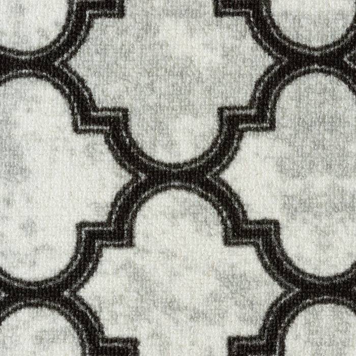 Ein grau-weißes geometrisches Muster mit schwarzen Umrissen, das ineinandergreifende Formen zeigt und ein durchgehendes Design über die gesamte Fläche erstreckt.