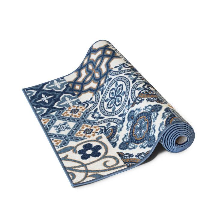 Ein ausgerollter Teppich mit verschiedenen kunstvollen blauen, weißen und orangefarbenen Blumen- und geometrischen Mustern.