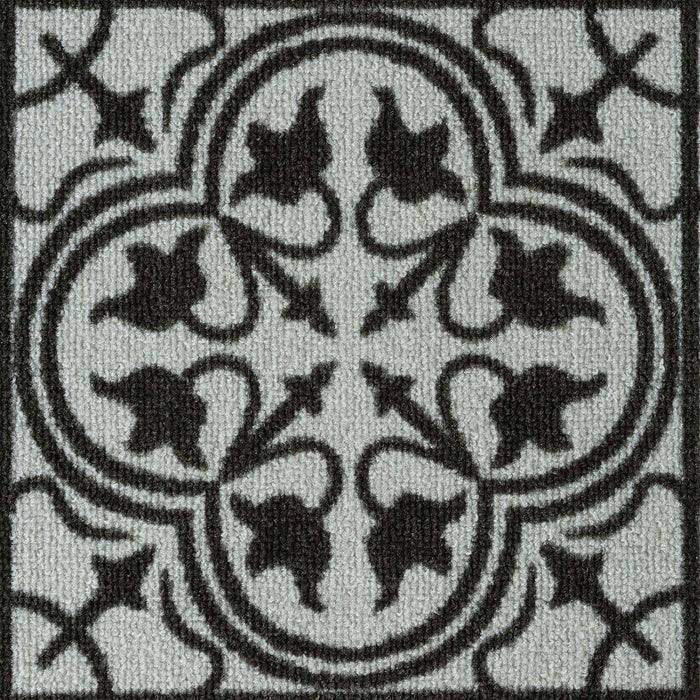 Ein dekoratives Muster mit schwarzen Blumenmotiven auf grauem Hintergrund, das symmetrische, rankenartige Designs in einer geometrischen Anordnung zeigt.