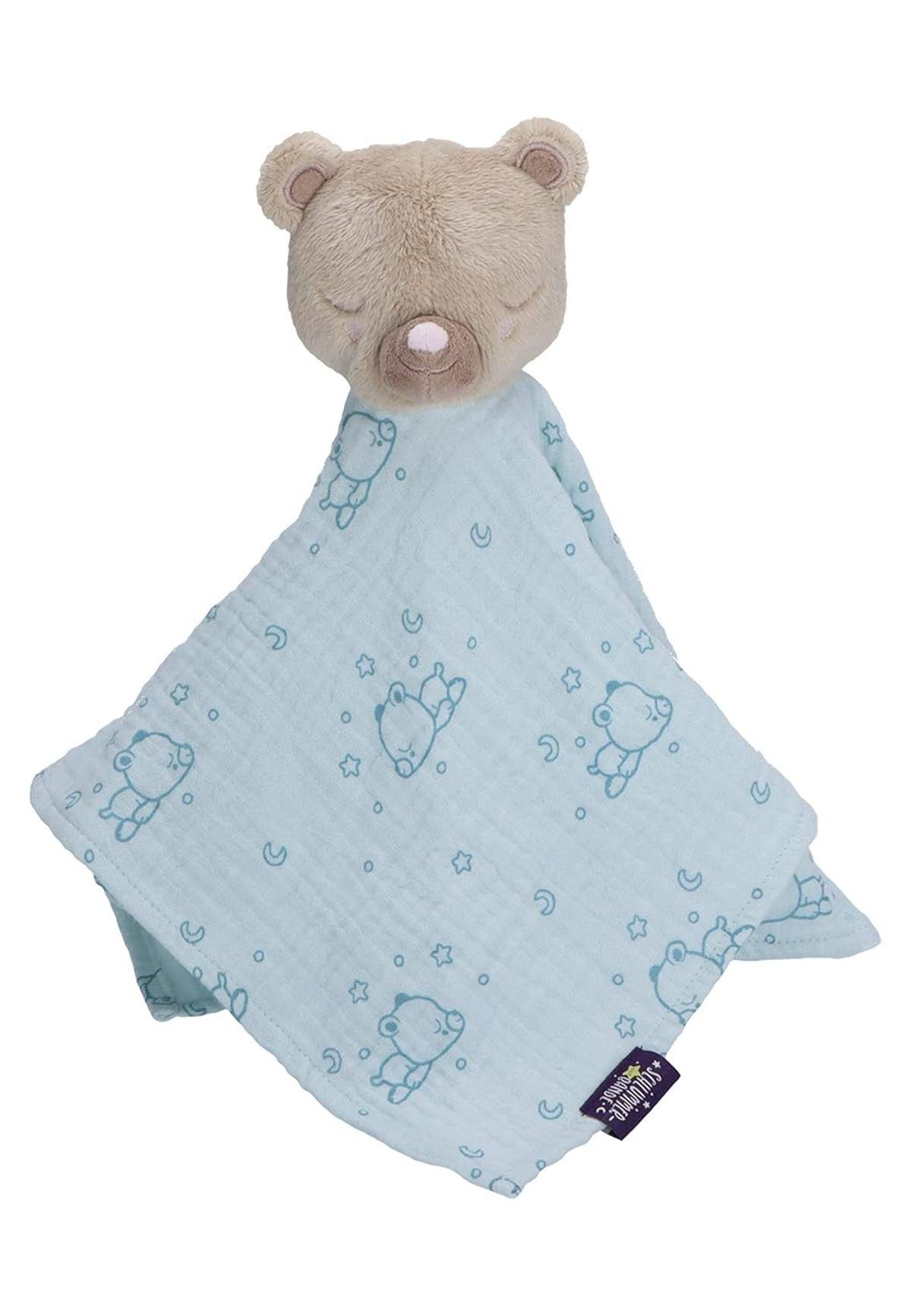 Ein Teddybärengesicht über einer hellblauen Decke mit Illustrationen von schlafenden Teddybären, Sternen und Monden, die eine beruhigende Stimmung vermitteln.