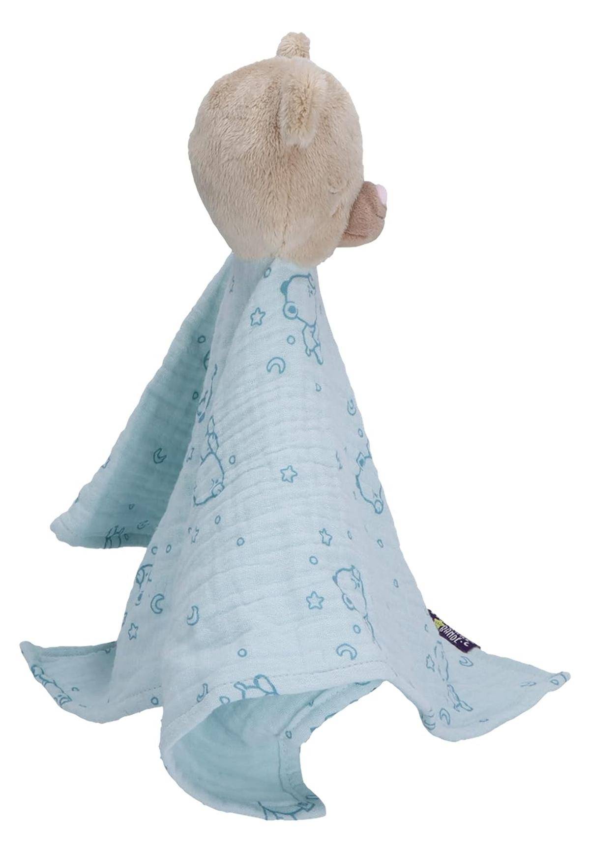 Eine hellblaue Schmusedecke für Babys mit einem Teddybärkopf an der Oberseite, verziert mit Sternen und Wolken.
