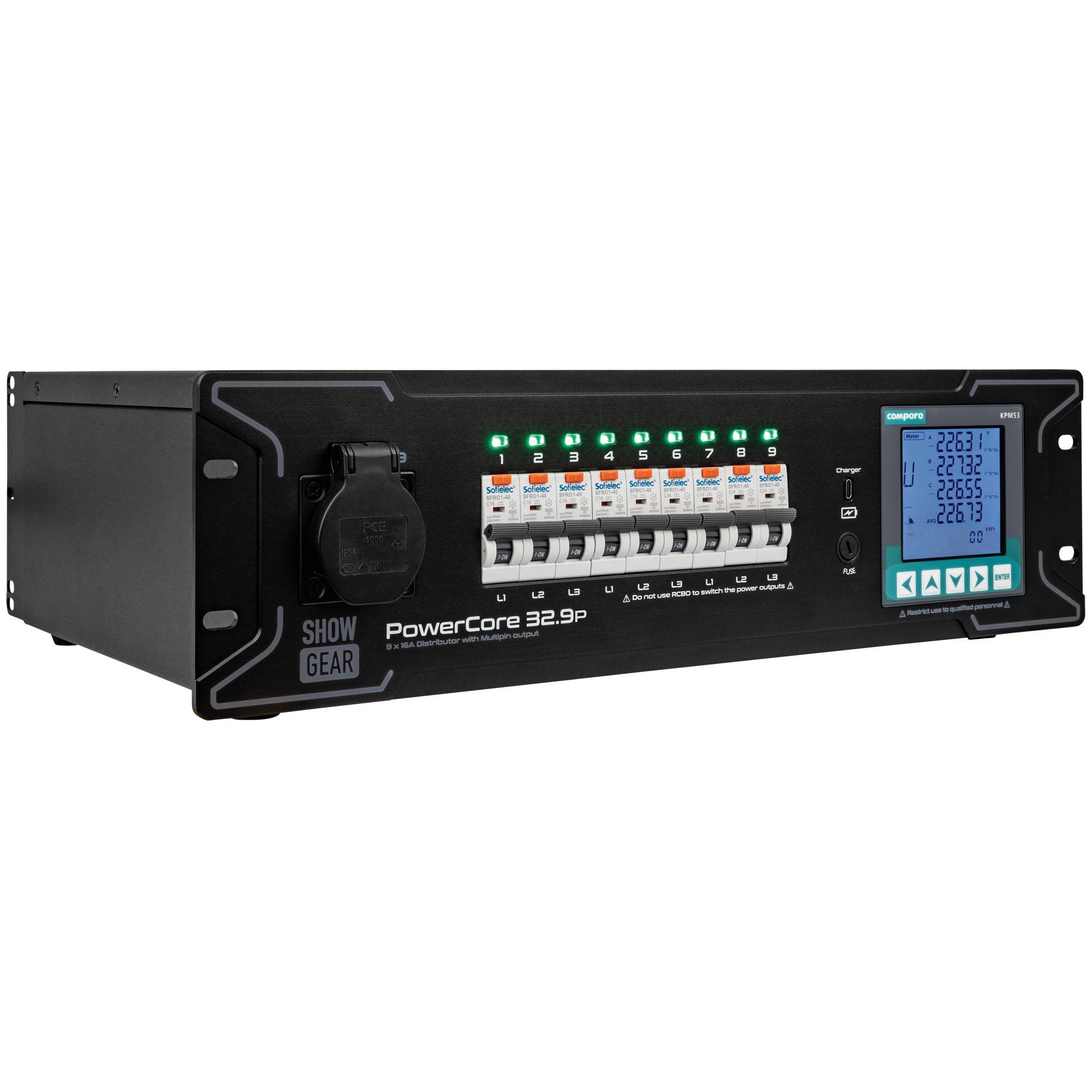 Ein schwarzes Audio-Stromverteilungsgerät mit mehreren Schaltern und einer digitalen Anzeige, die Spannungsablesungen zeigt, mit der Bezeichnung 'PowerCore 32.3p'.