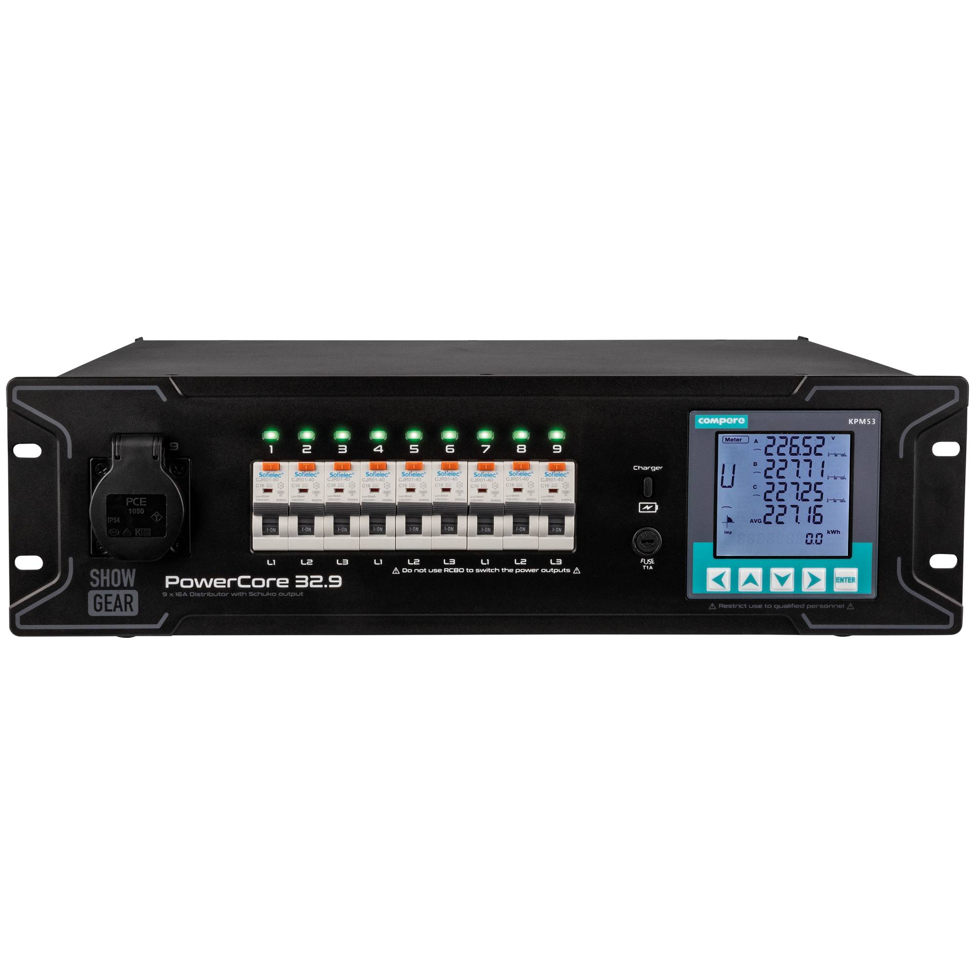 Stromverteiler 'Show Gear PowerCore 32.9' mit acht Schutzschaltern, einem Kontrollpanel und einer digitalen Anzeige zur Darstellung von Spannungs- und Stromstärkemessungen.