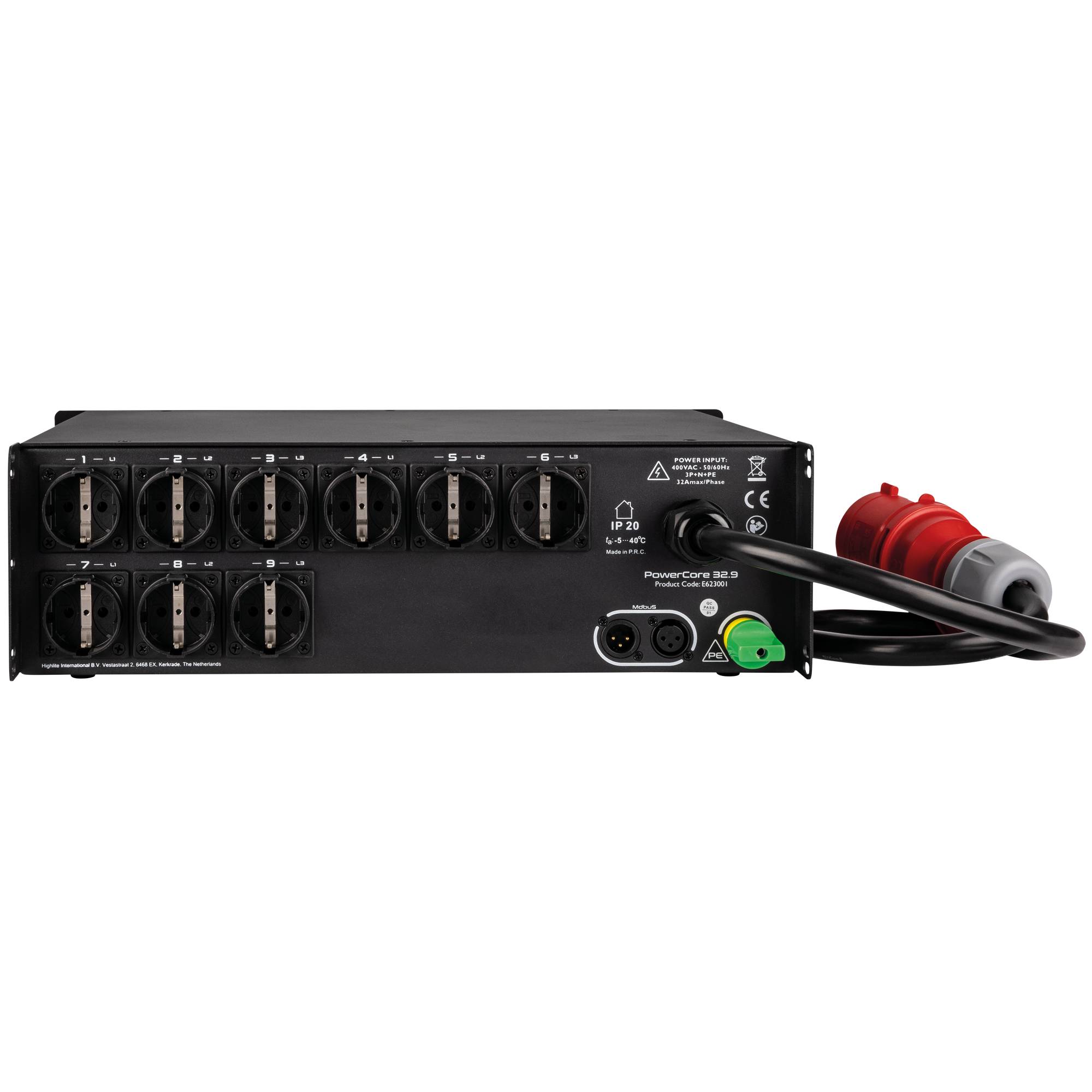 Rückansicht einer Stromverteilungseinheit mit acht C13-Anschlüssen, die von 1 bis 8 beschriftet sind, einem Hauptstromschalter und einem roten Stromstecker.