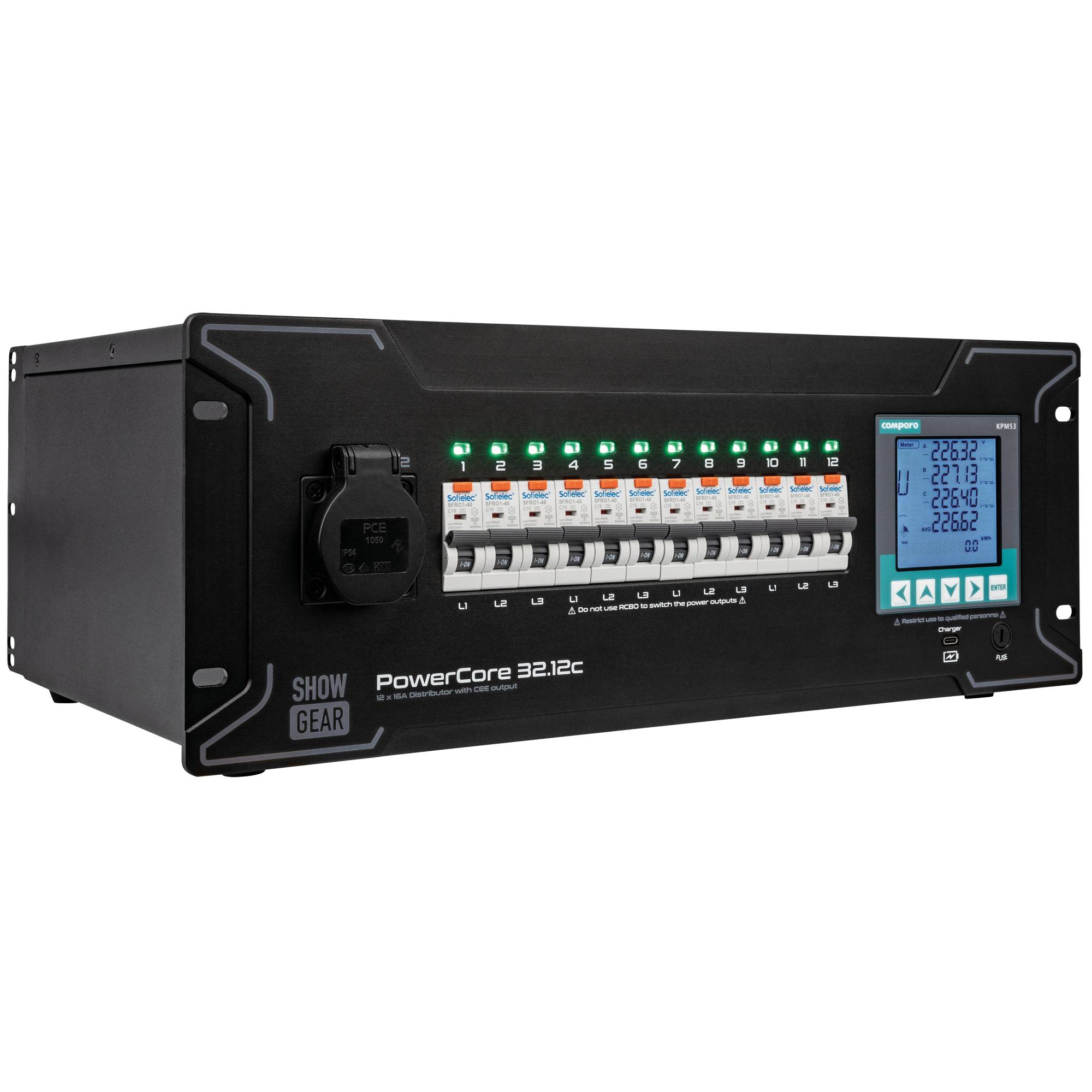 Eine schwarze, in ein Rack eingebaute Stromverteilungseinheit (PDU) mit mehreren Schaltern, die jeweils mit Nummern beschriftet sind, und einer digitalen Anzeige, die elektrische Daten zeigt.
