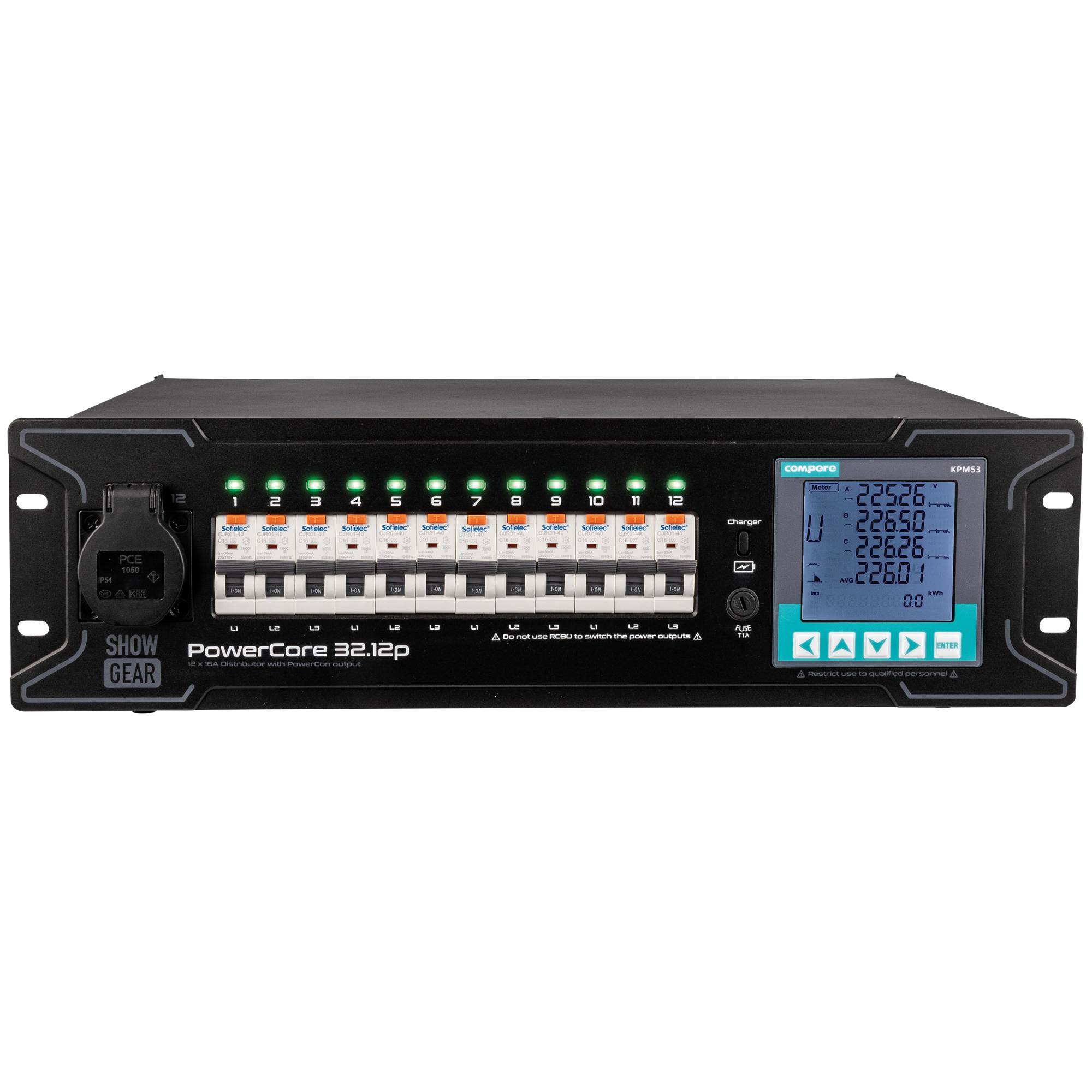 Ein schwarzes Rack-montiertes PowerCore 32.12p-Gerät mit 12 Schaltern, einem digitalen Display, das numerische Informationen zeigt, und LED-Indikatoren.