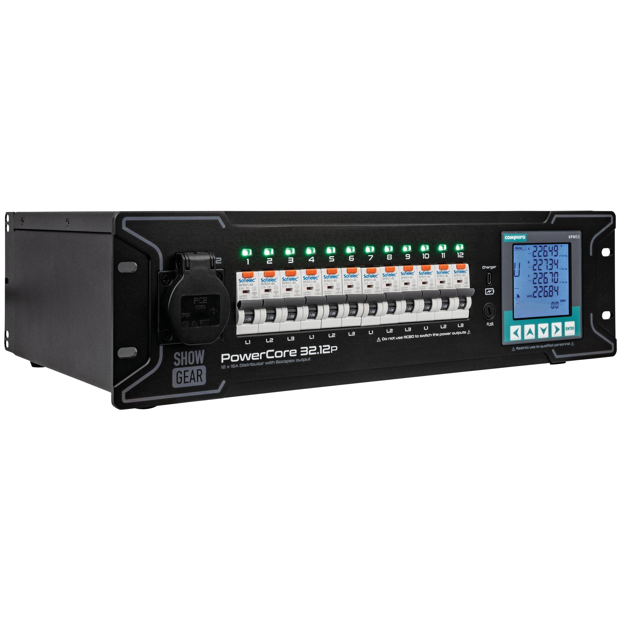 Ein schwarzes Showgear PowerCore 12-Kanal-Stromverteilungsgerät mit LED-Anzeigen und einem digitalen Display auf der rechten Seite, das elektrische Daten anzeigt.