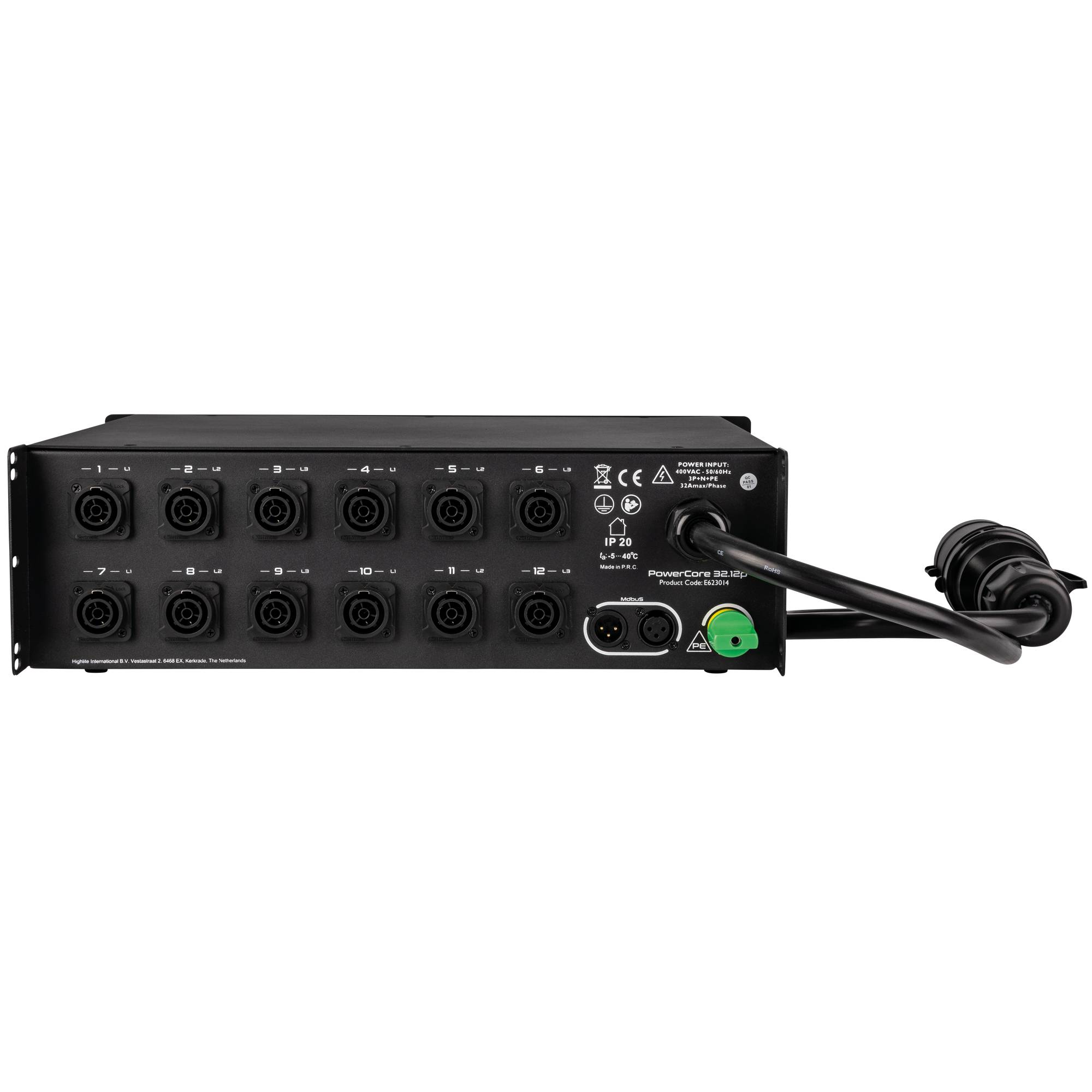 Audioausrüstung mit zehn XLR-Ausgängen, Netzeingangsbuchse mit Beschriftung 'PowerCon 20 A', auf schwarzem Hintergrund