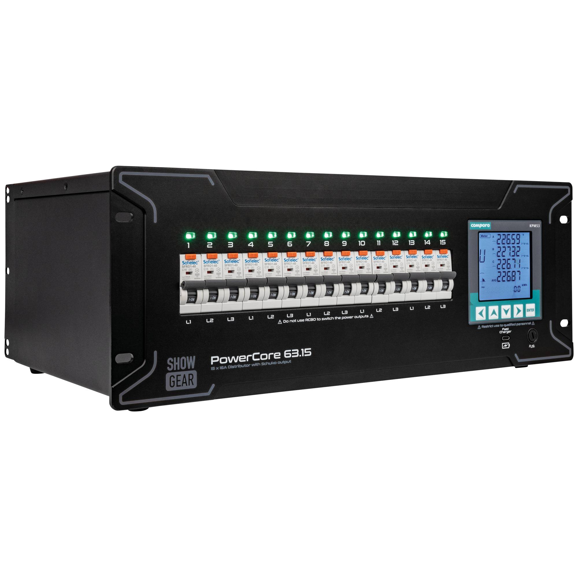 Ein rack-montierter PowerCore 63.15 Einheit mit mehreren Schaltern, LEDs und einem digitalen Bildschirm, der Spannungs- und Strommessungen anzeigt.