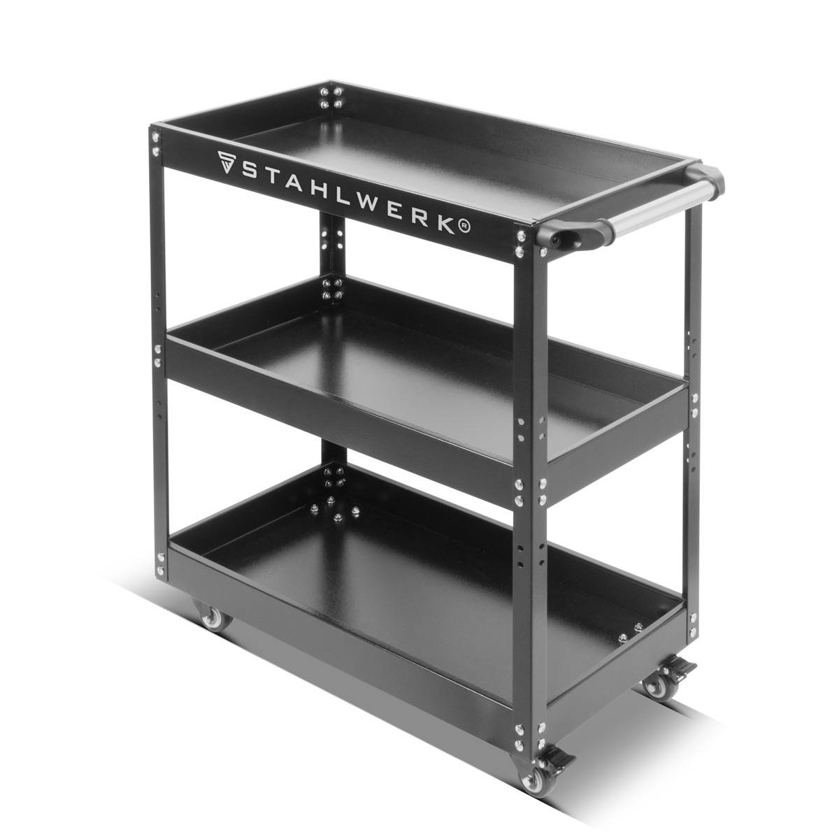 Ein schwarzer dreistöckiger Rollwagen der Marke 'Stahlwerk' mit vier Rollen, entwickelt zum Organisieren und Transportieren von Werkzeugen oder Vorräten.
