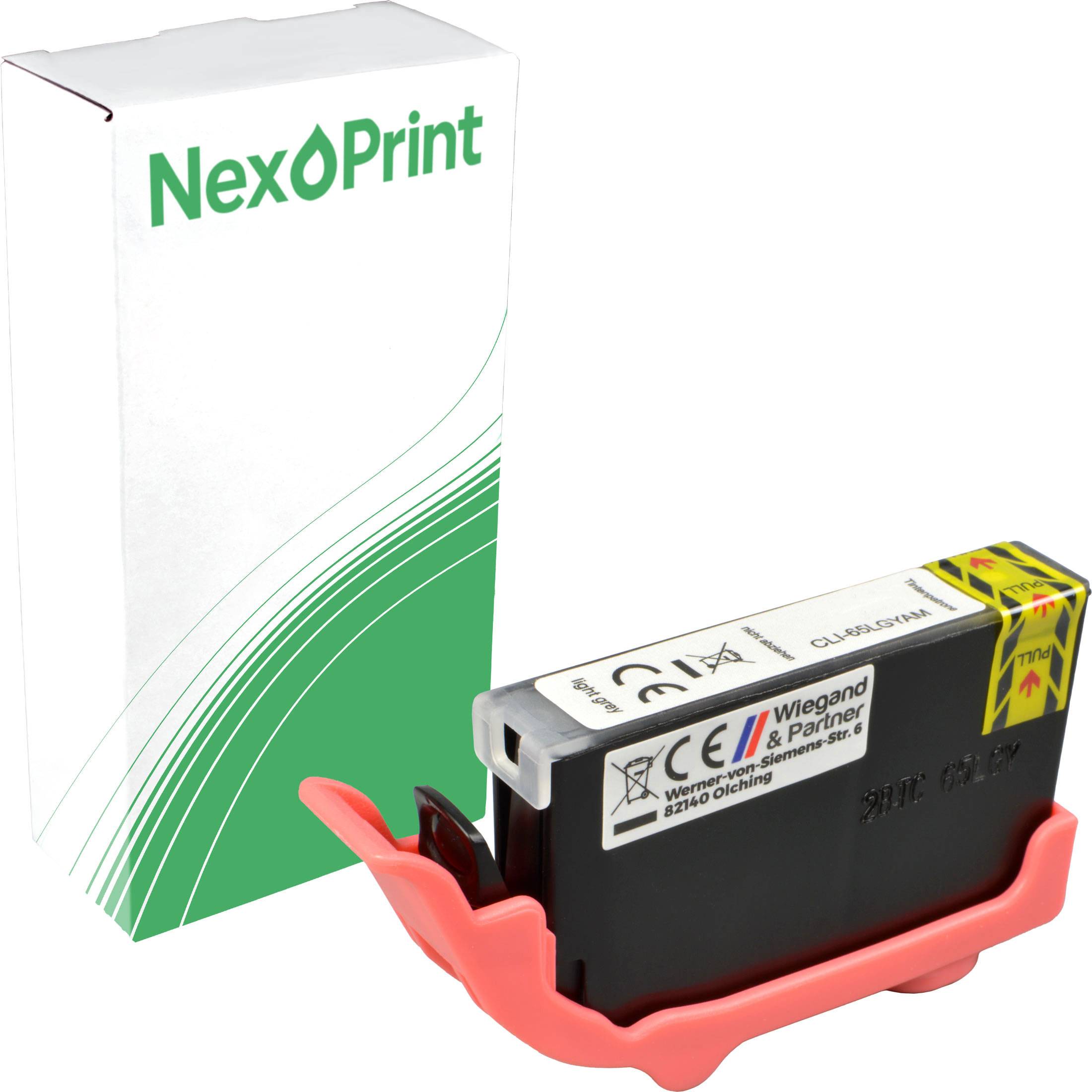 Eine schwarze Druckerpatrone mit einem gelben Dreiecksetikett liegt auf einem roten Halter. Eine weiße Verpackung der Marke 