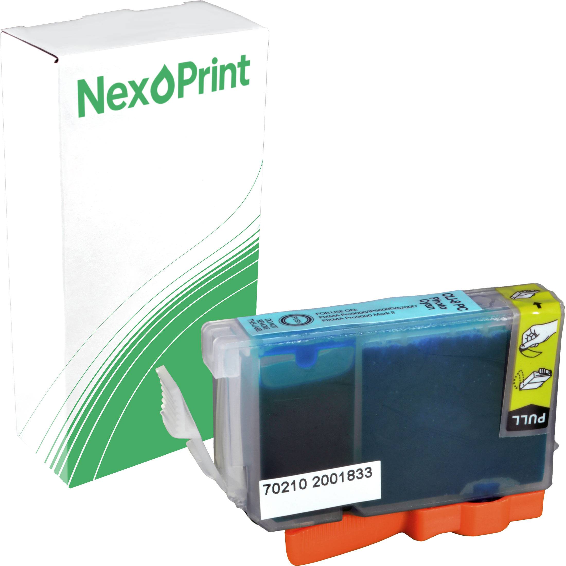Eine Farbtintenpatrone vor einer weiß-grünen NexPrint-Verpackung. Das Etikett der Patrone zeigt '70210 2001833' mit Ausziehhinweisen.