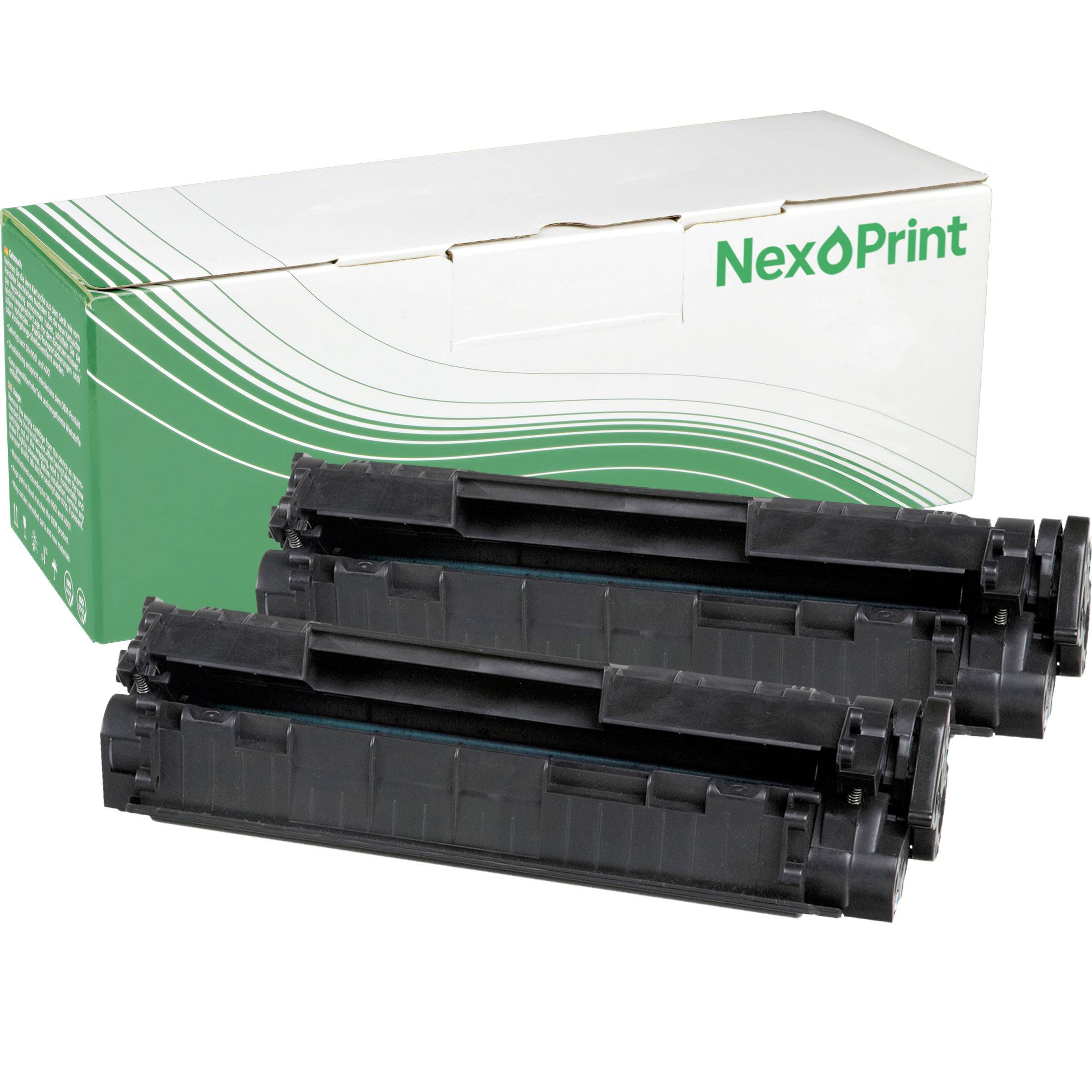 „Zwei schwarze Druckertonerkartuschen vor einer weiß-grünen Schachtel der Marke NexPrint.