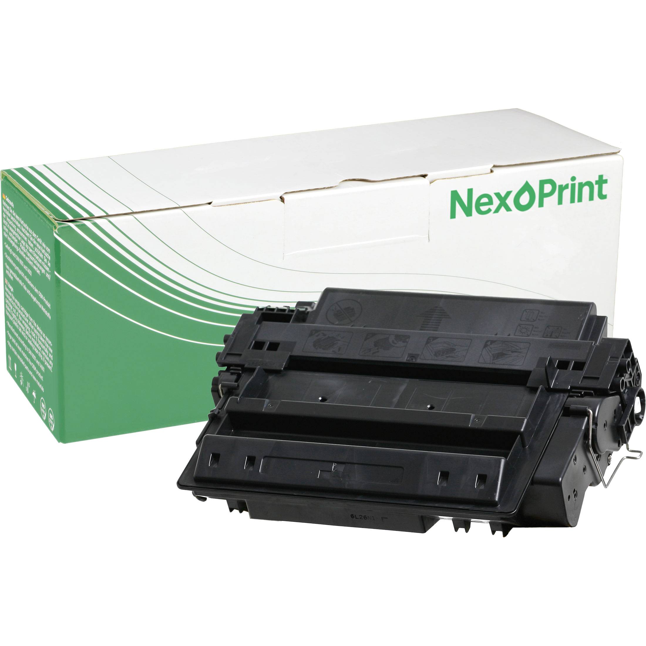 Schwarze Tonerpatrone vor einer grün-weiß lackierten NexPrint-Markierung Schachtel platziert.