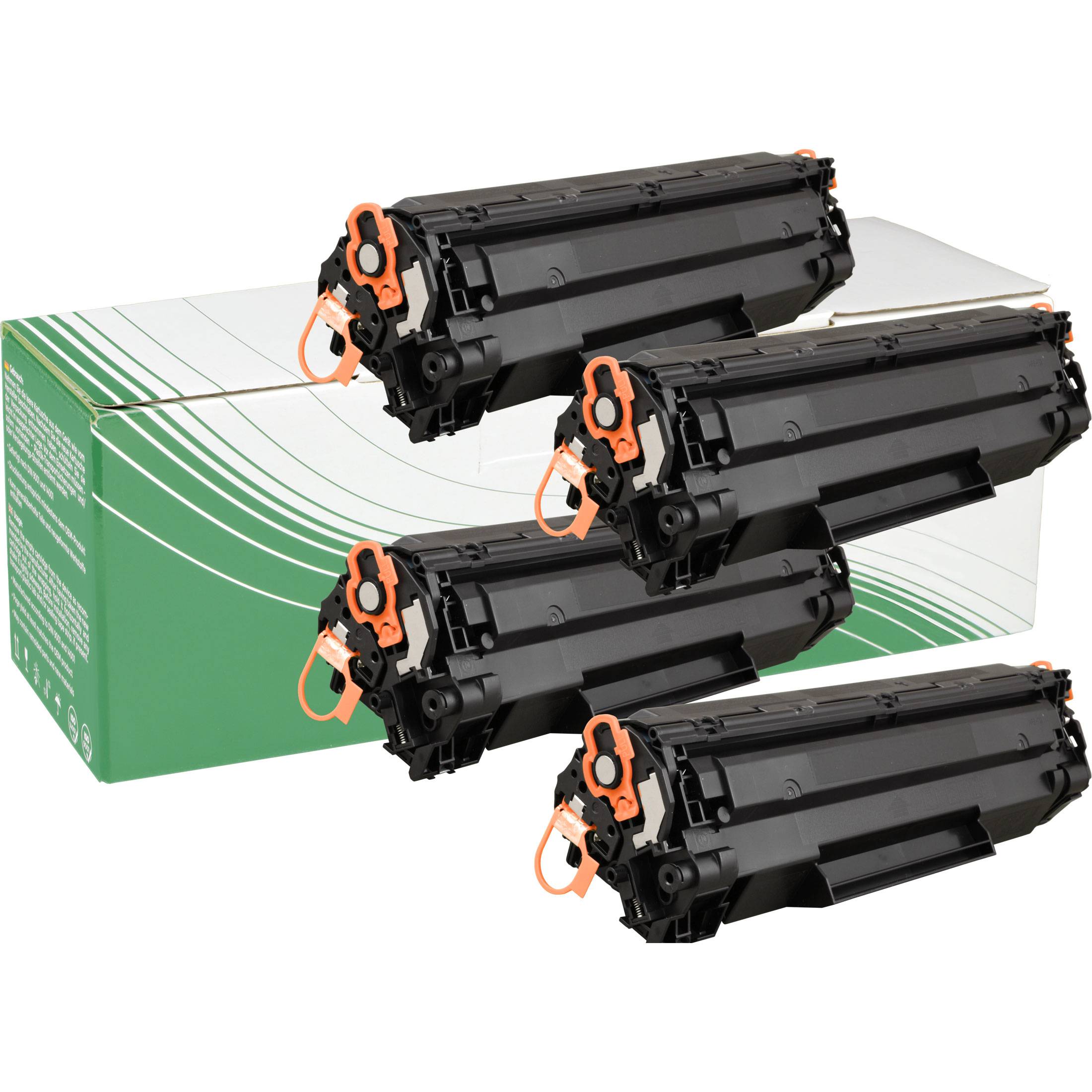 Vier schwarze Tonerpatronen mit orangefarbenen Akzenten sind vor einer grün-weißen Schachtel gestapelt.