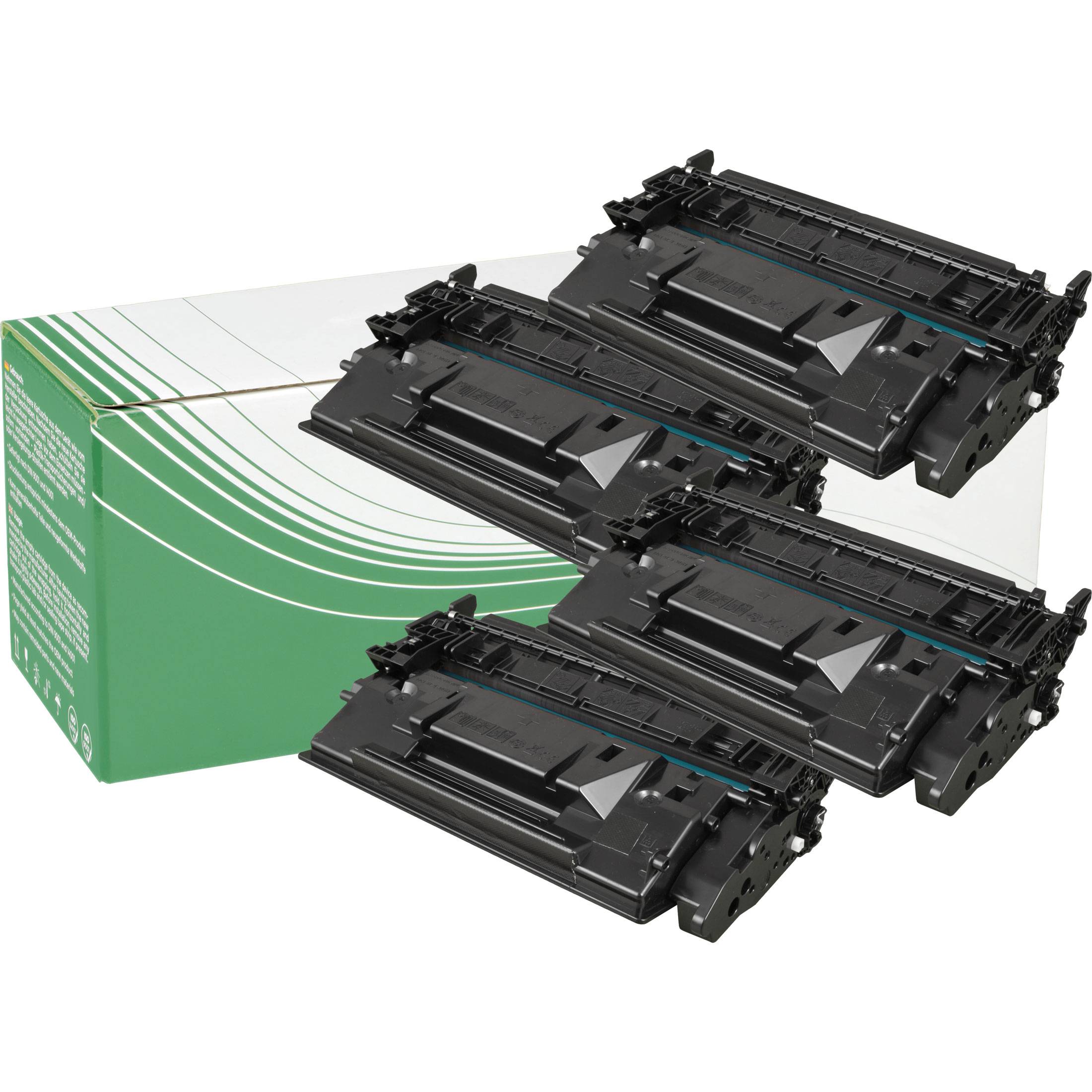 Vier schwarze Tonerpatronen sind in versetzter Anordnung auf einer teilweise sichtbaren grün-weißen Schachtel mit Text angeordnet.