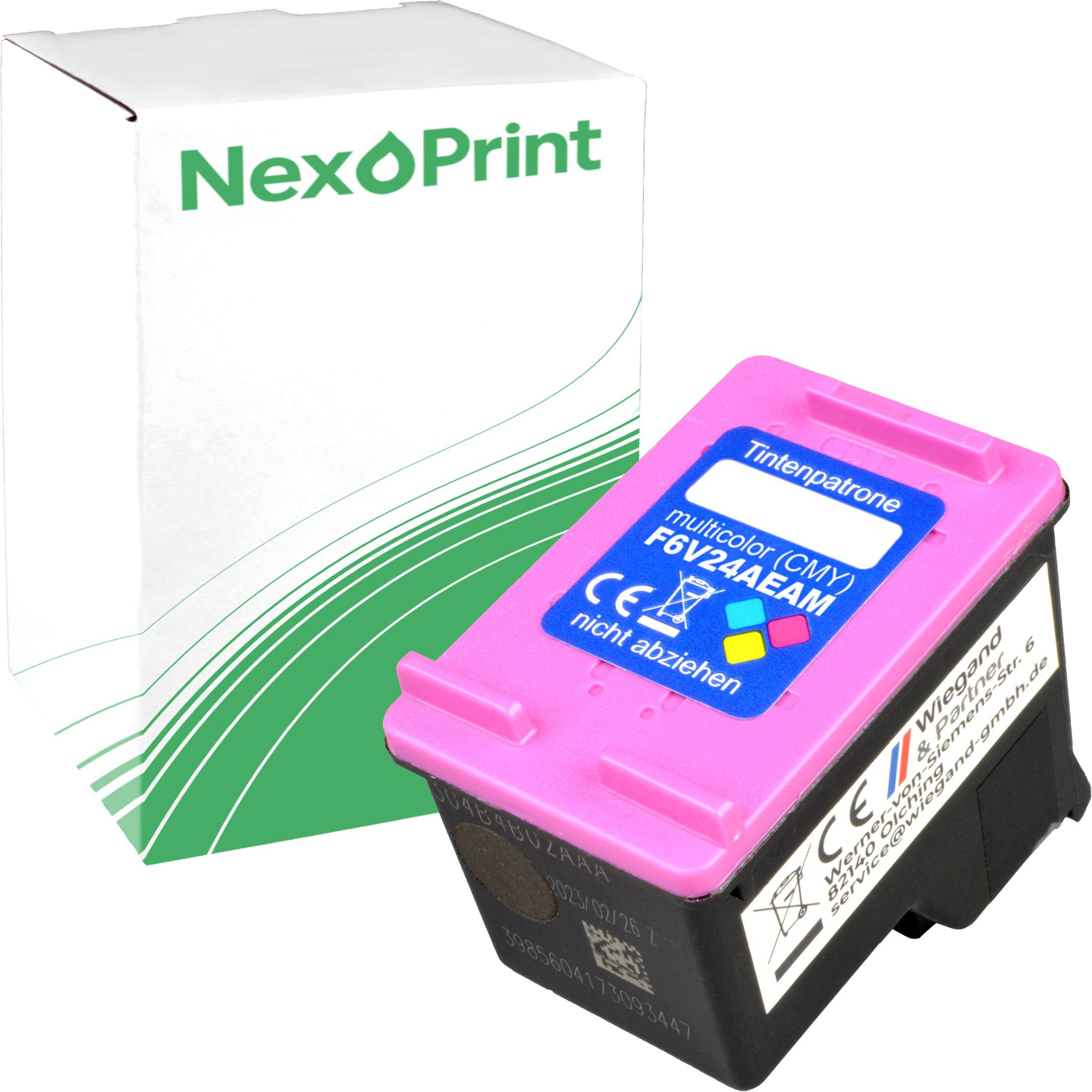 Druckerpatronen-Tintenkartusche mit einem rosa Deckel, beschriftet mit 'multicolor (CMY) F6V24A', wird neben einer NexPrint-Verpackung gezeigt.