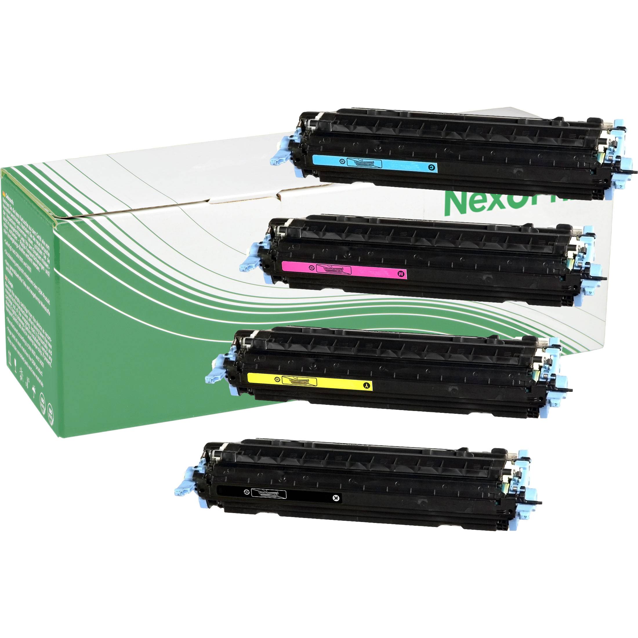 Drei schwarze Druckertonerkartuschen mit farbcodierten Aufklebern (Cyan, Magenta, Gelb) neben einer grün-weißen Nexon-Box.