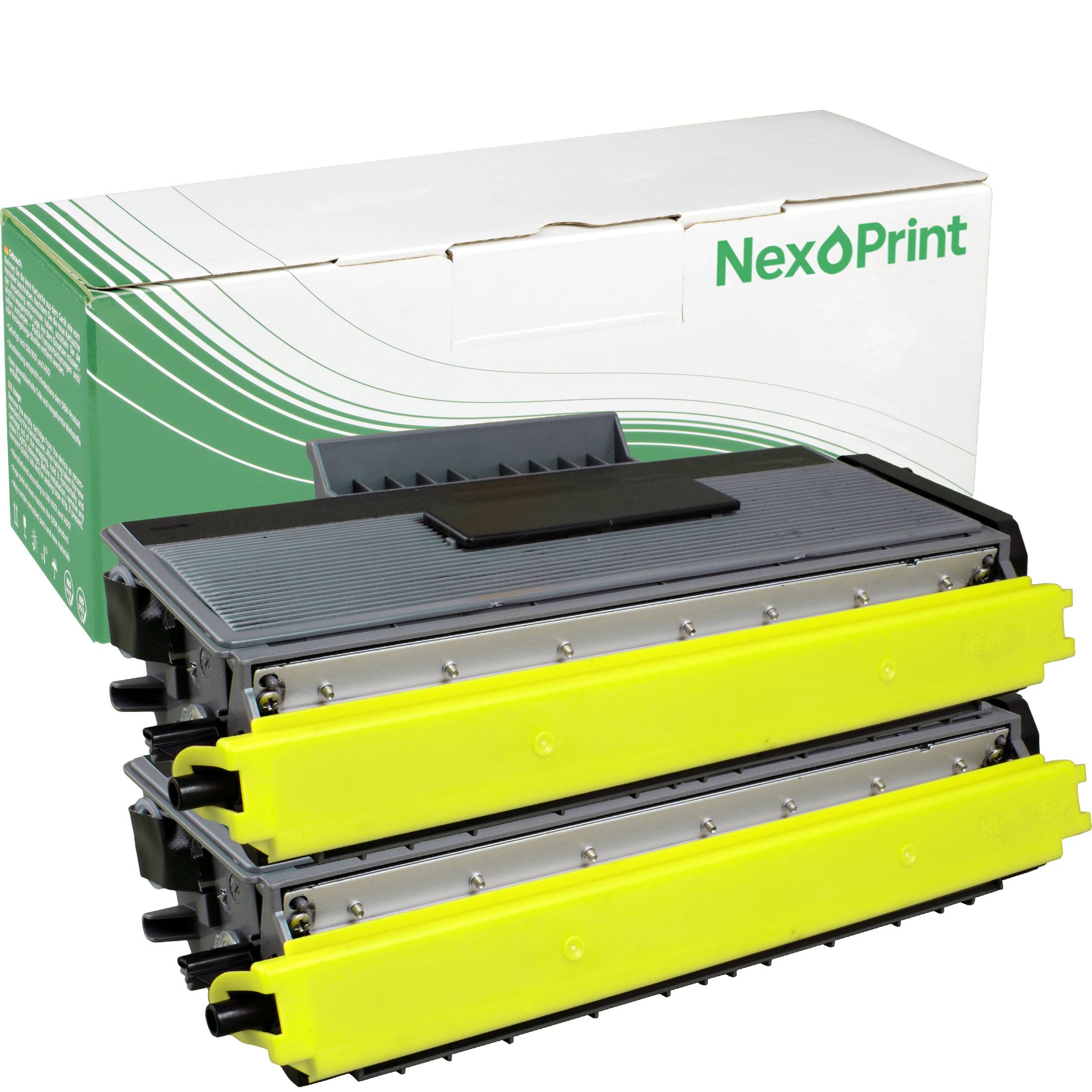 Zwei gelbe Tonerpatronen, die vor einer mit NexPrint gekennzeichneten Schachtel übereinander gestapelt sind.