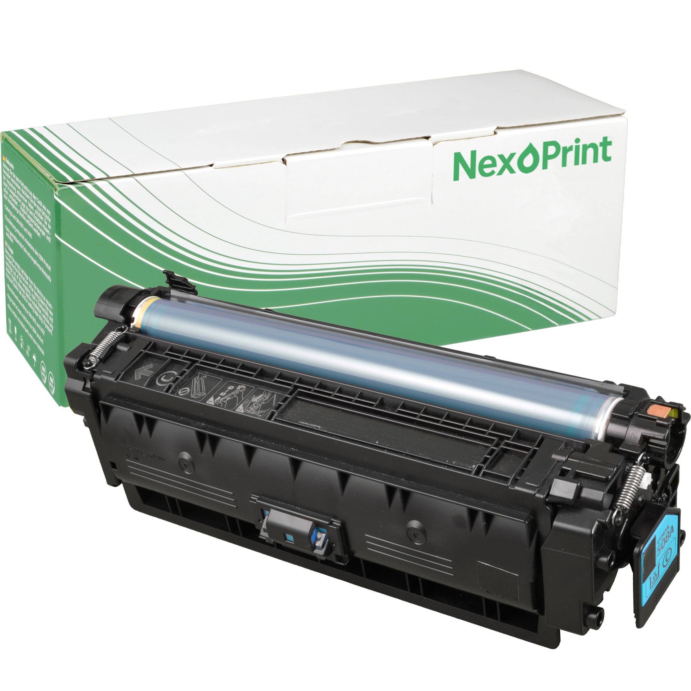 Vier schwarze Tonerpatronen mit farbigen Etiketten (Cyan, Gelb, Magenta, Schwarz) werden vor einer grünen NexPrint-Markenbox präsentiert.