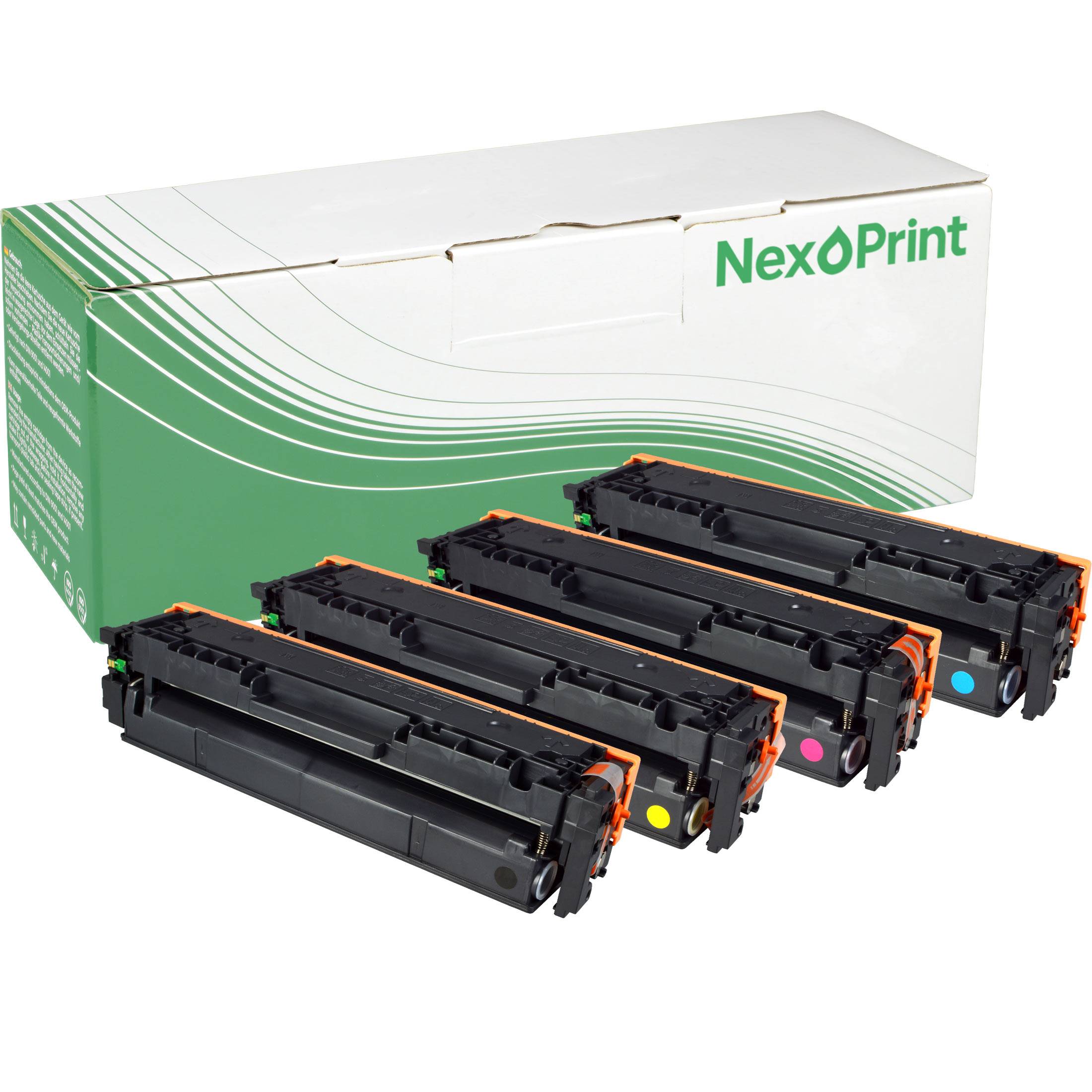 Vier schwarze Tonerpatronen mit farbigen Enden (Cyan, Magenta, Gelb, Schwarz) vor einer Schachtel mit der Marke 