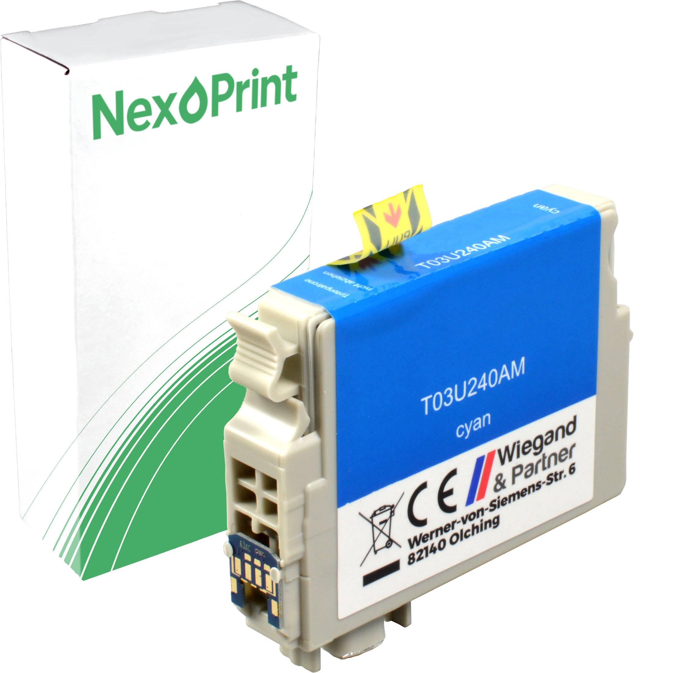 Eine 'NexPrint' Marken-Tintenpatrone in Cyan-Farbe vor ihrer Verpackung, beschriftet mit der Artikelnummer 'T03U240AM', mit Zertifizierungszeichen und Adressdetails versehen.