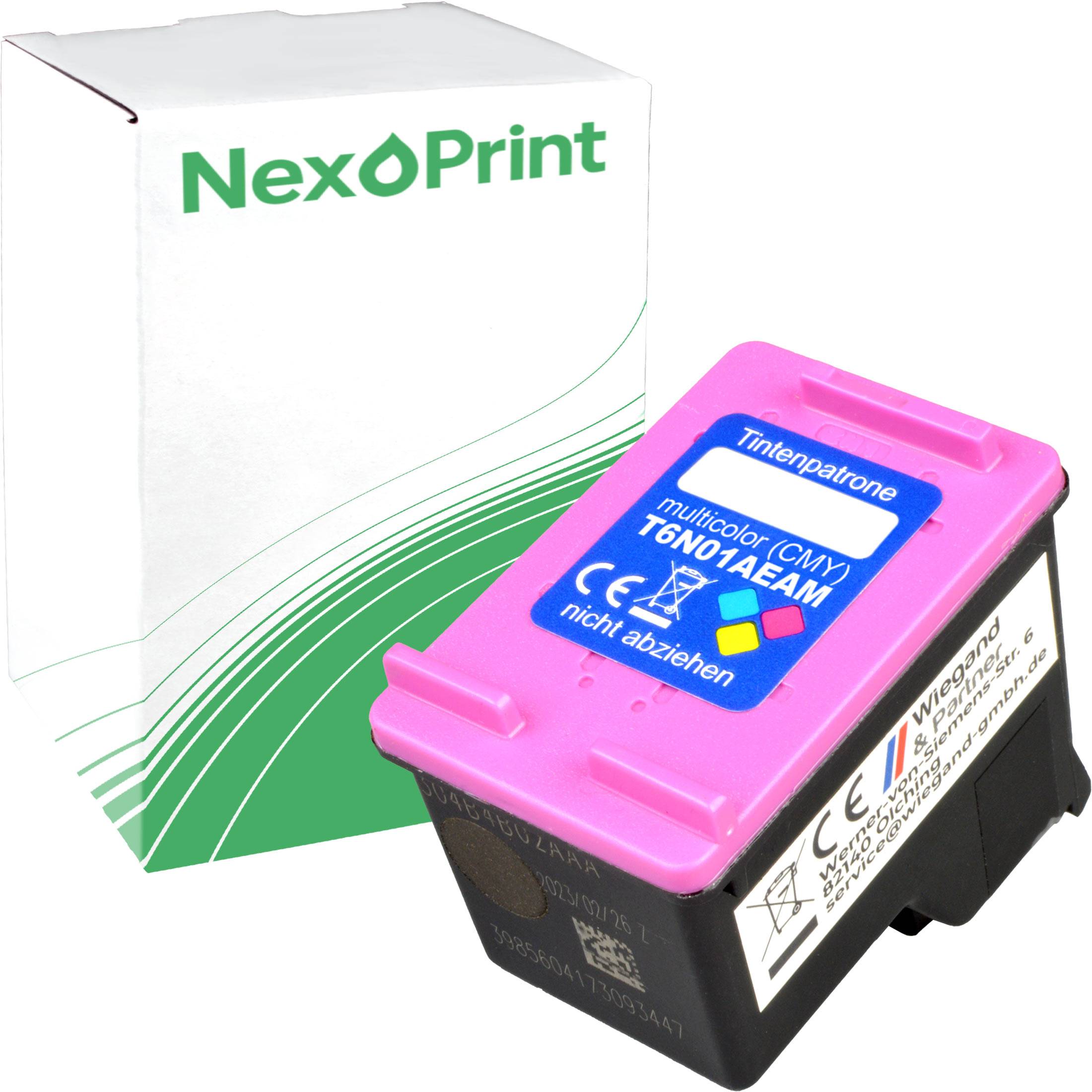 Ein 'NexPrint' Tintenpatrone mit rosa Deckel, beschriftet als 'Multicolor (CMY) T6N01A04M'. Verpackungskarton im Hintergrund.